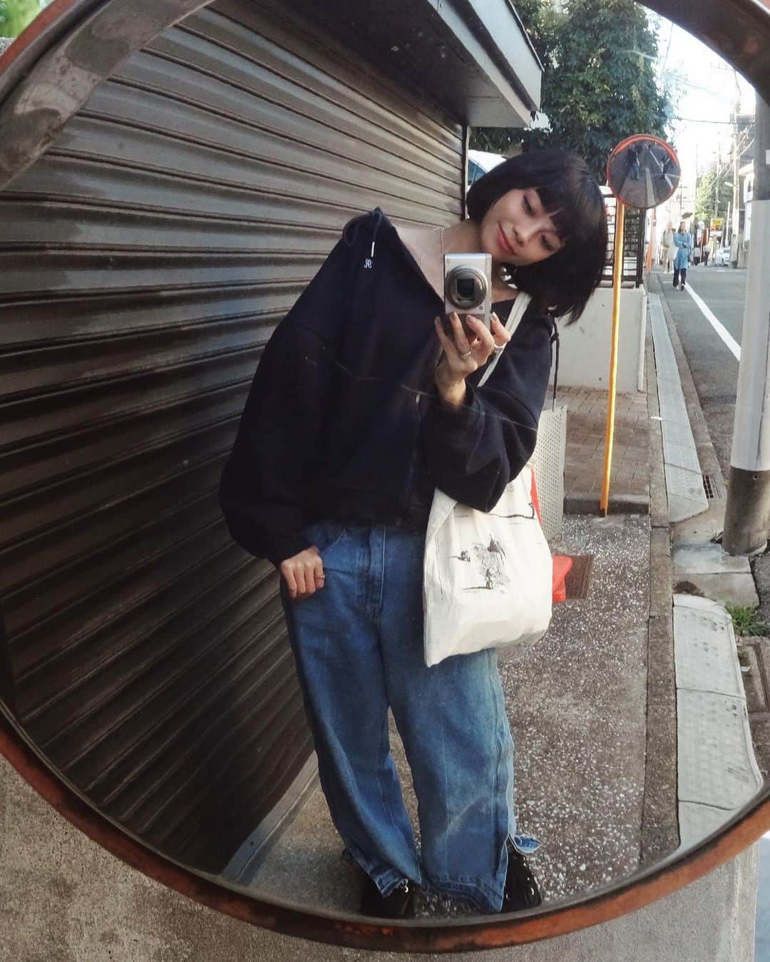 る鹿さんのインスタグラム写真 - (る鹿Instagram)「𝓣𝓸𝓴𝔂𝓸 𝓭𝓪𝓲 𝓵𝔂📸🌷✨ ccd - sony bag - Dali art Pants - spelledit shoes - both paris」11月7日 11時12分 - luluxinggg