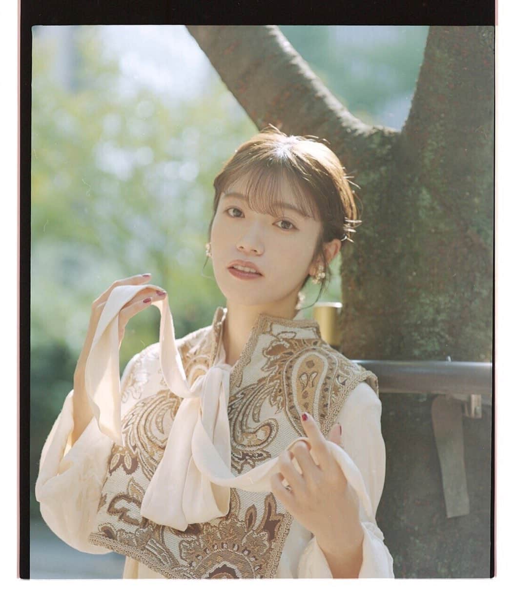 美山加恋のインスタグラム：「さぁさぁ大事なお知らせ。 . . . . . ＜美山加恋27歳記念2024ポスターカレンダー＞  販売開始‼️✨  ということで、アザーカットも解禁🎉  A3サイズのポスターカレンダー！ まっすぐこちらを見つめる美山が印象的な インテリアとしてもお楽しみいただける１枚です。  サイトから購入していただくと、当日お渡し会参加対象となります！  クリスマスイブイブ。🎅 会場でお会いしましょう☺︎   ーーーーーー 仕様：A3（297mm×420mm） 紙質：アラベールスノーホワイト ーーーーーー  こちらから👇(ストーリーにあげますが、FCサイトの特設バナーからどうぞ！) https://store.plusmember.jp/shop/products/list.php?category_id=1607」