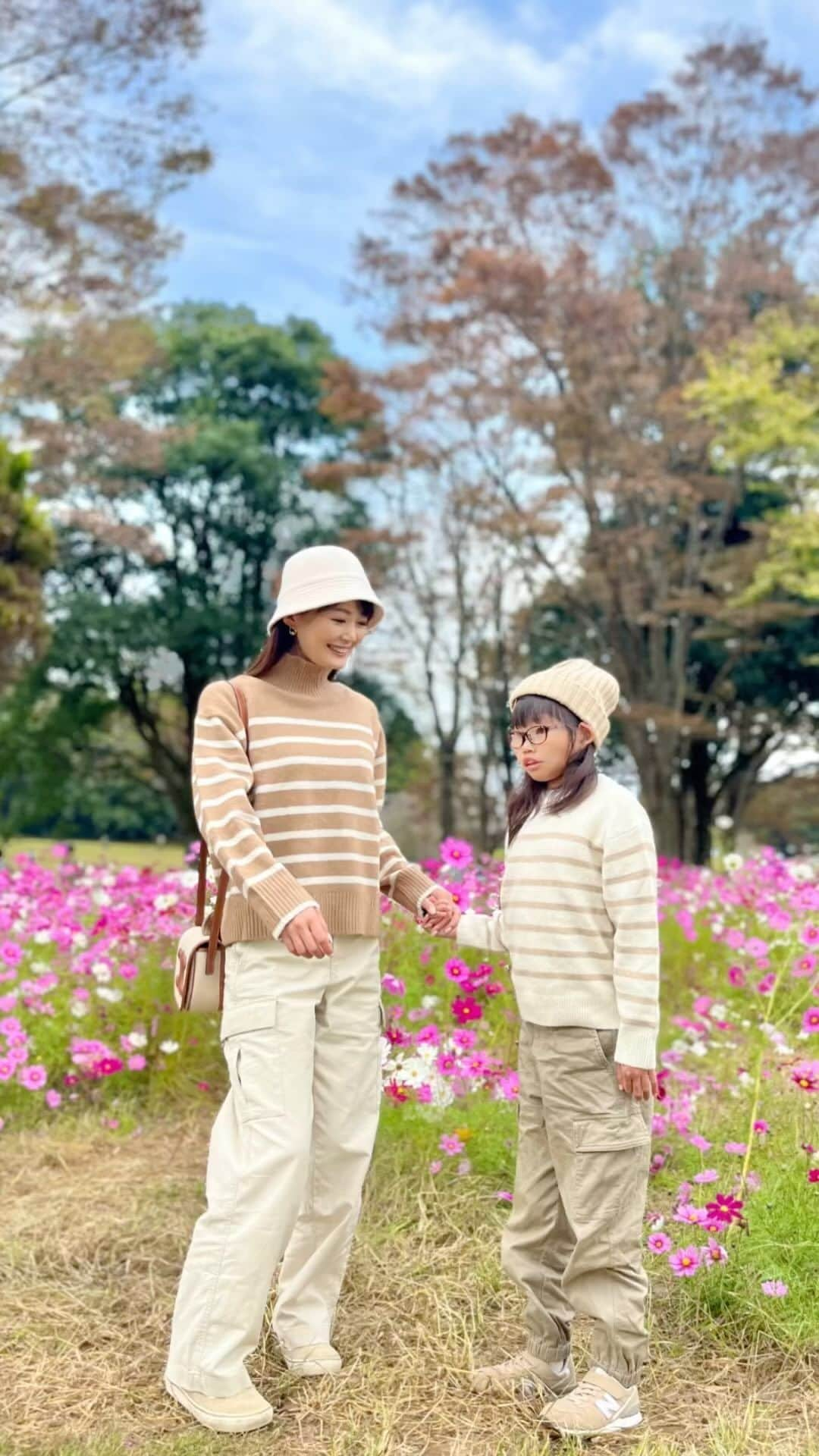 yunomama_takkaのインスタグラム：「🍂🌸🌿🍂🌸🌿 親子で @uniqlo_jp  で #親子リンクコーデ して お弁当作って公園行ってピクニックしたよ〜🧺 コスモスがとっても綺麗で天気も良くて過ごしやすい陽気でした☀️  mama(166㎝) #アジャスタブルウールバケットハット (OFF WHITE) #スフレヤーンハイネックセーター (BEIGE  Lsize) #ワイドストレートカーゴパンツ (NATURAL  Ssize)  kids(127㎝) ✳︎ ヒートテックニットキャップ(BEIGE) ✳︎ スフレヤーンセーター(OFF WHITE 130) ✳︎ウルトラストレッチカーゴジョガーパンツ(BEIGE 130)  #親子コーデ #親子リンク #ママコーデ #ベージュコーデ #ママガール #ニットコーデ #ボーダーコーデ #ユニクロコーデ #上下ユニクロ部 #uniqlo2023fw #uniqloコーデ #大人カジュアル #カジュアルコーデ #スニーカー女子 #ニット帽 #秋服コーデ #秋冬ファッション #30代ママコーデ #ワーママコーデ #ユニクロキッズ#特別支援学校 #メガネ女子#コスモス#コスモス畑#子連れお出かけ#公園コーデ」