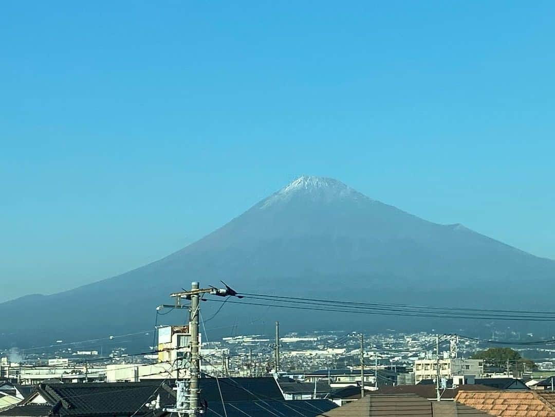 ヒロ寺平さんのインスタグラム写真 - (ヒロ寺平Instagram)「Great Memory  11月3日文化の日NHKFMの番組にゲスト参加した。 今年メジャーデビュー25周年のaikoを祝う9時間の特別番組。 僕は午後1時からの4時間強を中村慶子アナウンサーをサポートする形で出演。  次々にフル尺で流れるaikoの名曲たちを歌詞を吟味しながら味わった。 そして曲と詞を通して改めてaikoフリークの多さの理由を実感させてもらった。  昨日NHKから使用可の画像も届いたばかりなので当日のスタジオ風景のお裾分けを。  今年の文化の日は想い出に残る素晴らしい1日だった。  #aiko #NHKFM #ヒロ寺平 #ヒロT」11月7日 11時06分 - hiroteradaira