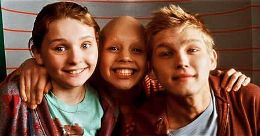 アビゲイル・ブレスリンのインスタグラム：「Evan Ellingson was a kind, funny and extremely talented human being. He played my big brother in a film I did called My Sisters Keeper.  Evan was a genuinely thoughtful person who cared so much about turning in the best performance, which he accomplished. Some of his scenes in MSK still give me chills. He was also silly, funny, a prankster, a lover of Red Bull (I hated the smell of Red Bull 😂) and he was energetic and the life of the party. I didn’t keep in touch a lot with him after the film, but he always stayed in my mind as a wonderful and sweet soul, one I am grateful to have crossed paths with. My prayers and condolences are with his family at this difficult time.   Evan, I know Heaven will welcome you with open arms. Your time on this earth may have been, devastatingly, short. Your humor, exuberance, kindness and bright light will linger forever. Sending you peace on your journey to the great beyond and who knows… maybe one day, I’ll meet you in Montana.   Xx, abster  Side note: the details of Evan’s passing have not yet been released. I ask you to kindly not speculate on the details out of respect for his family including his daughter.」