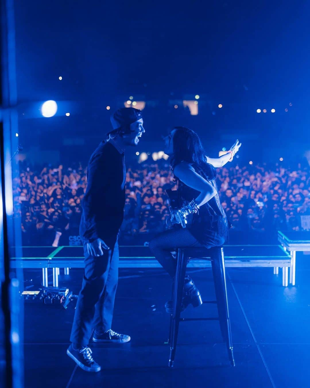 ヴィック・フエンテスさんのインスタグラム写真 - (ヴィック・フエンテスInstagram)「The Jaws Of Life Tour - Fresno you took our breath away. I love every single one of you in that room. Thank you 💛  📸 @v.trvn」11月7日 2時11分 - piercethevic