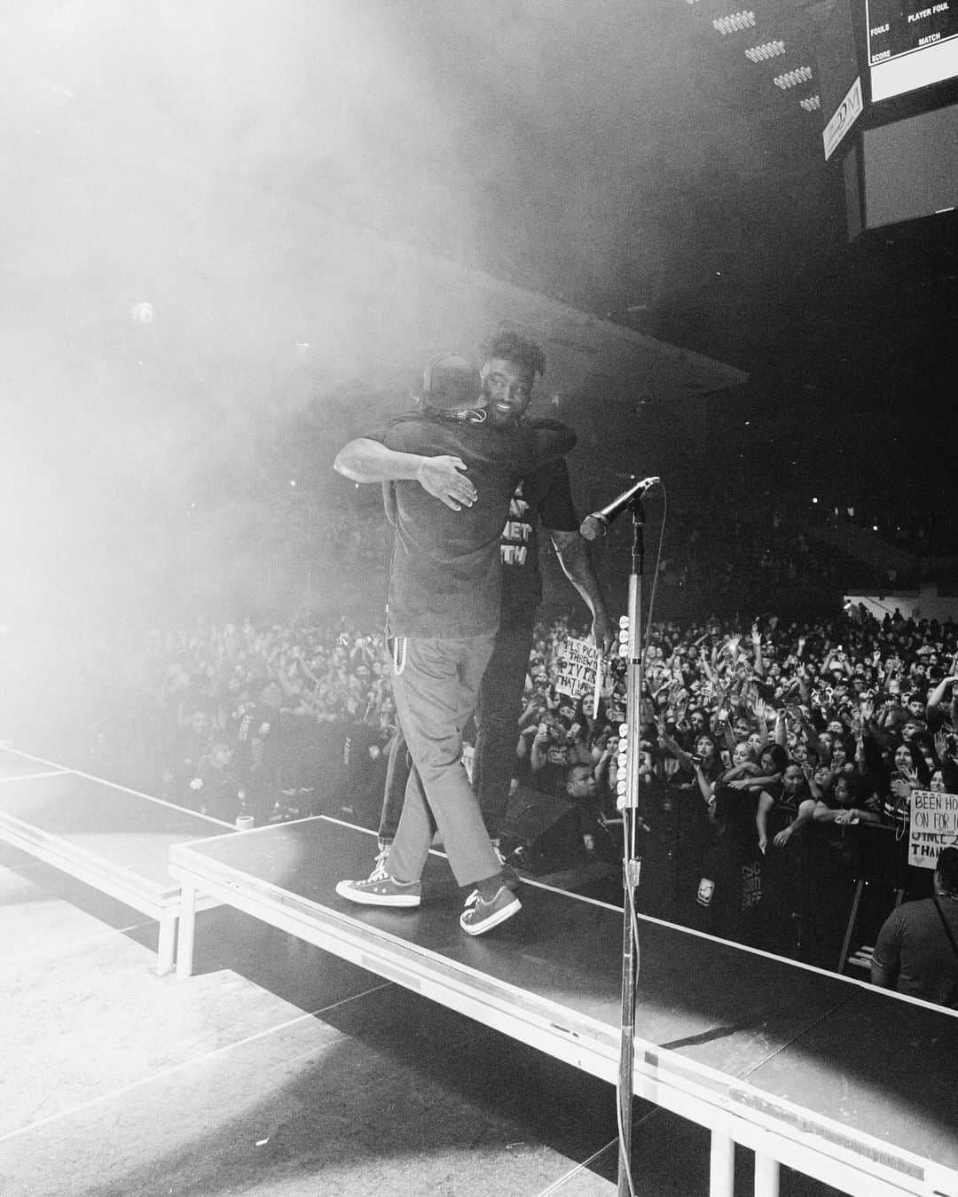 ヴィック・フエンテスさんのインスタグラム写真 - (ヴィック・フエンテスInstagram)「The Jaws Of Life Tour - Fresno you took our breath away. I love every single one of you in that room. Thank you 💛  📸 @v.trvn」11月7日 2時11分 - piercethevic