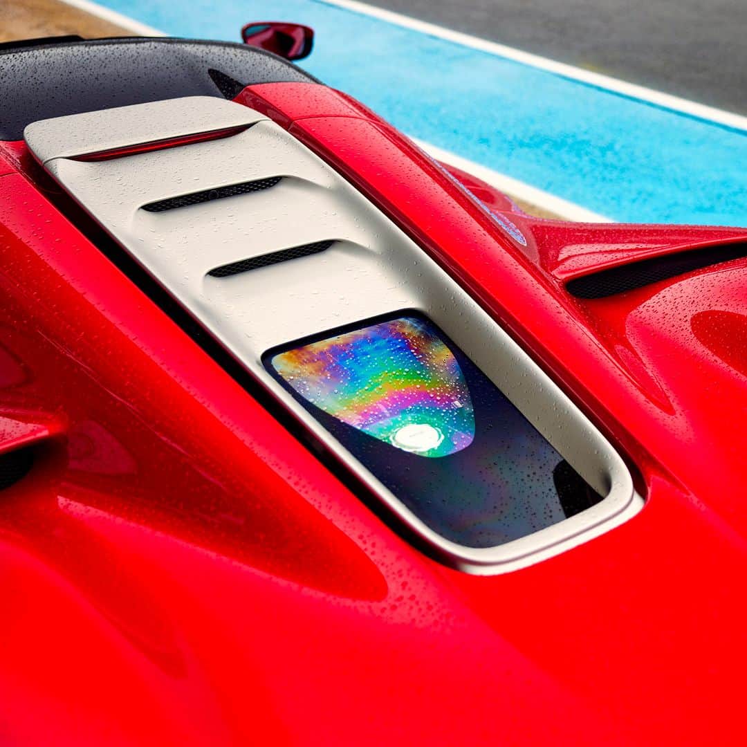 フェラーリさんのインスタグラム写真 - (フェラーリInstagram)「Raindrops splashing against the bodywork, which embodies the force of the V12. Could you name a more beautiful sound?  #FerrariDaytonaSP3 #IconaFerrari #LeMans #Ferrari」11月7日 2時12分 - ferrari