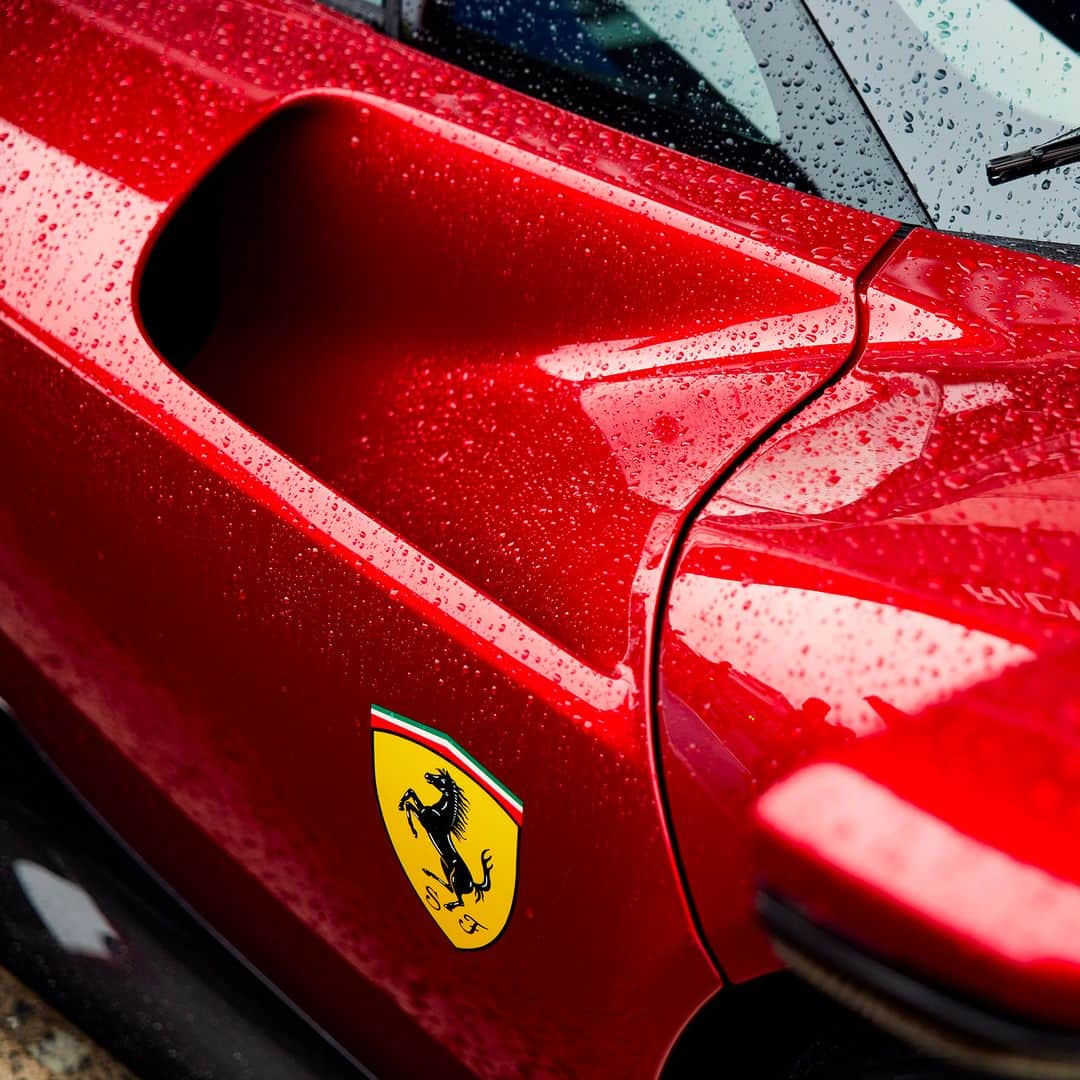 フェラーリさんのインスタグラム写真 - (フェラーリInstagram)「Raindrops splashing against the bodywork, which embodies the force of the V12. Could you name a more beautiful sound?  #FerrariDaytonaSP3 #IconaFerrari #LeMans #Ferrari」11月7日 2時12分 - ferrari