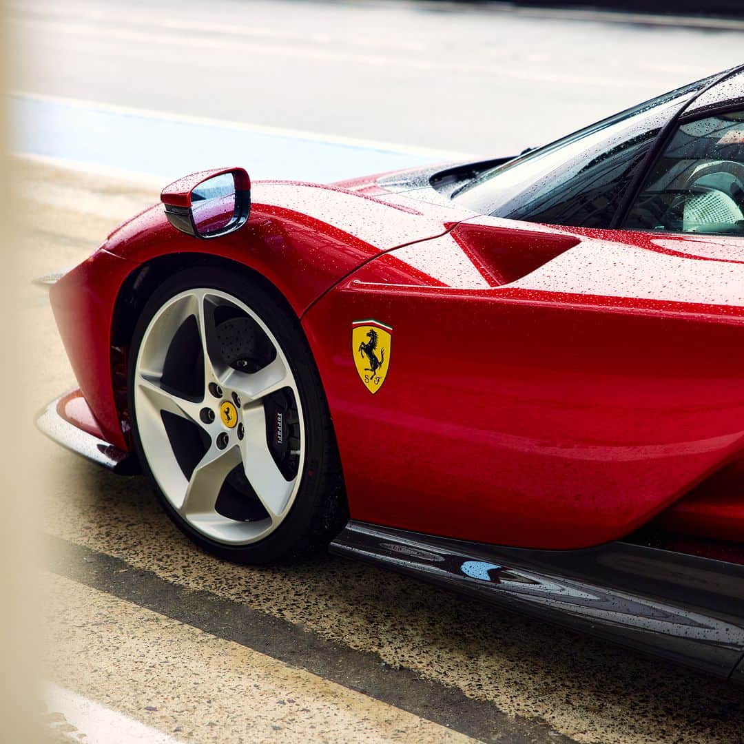 フェラーリのインスタグラム：「Raindrops splashing against the bodywork, which embodies the force of the V12. Could you name a more beautiful sound?  #FerrariDaytonaSP3 #IconaFerrari #LeMans #Ferrari」