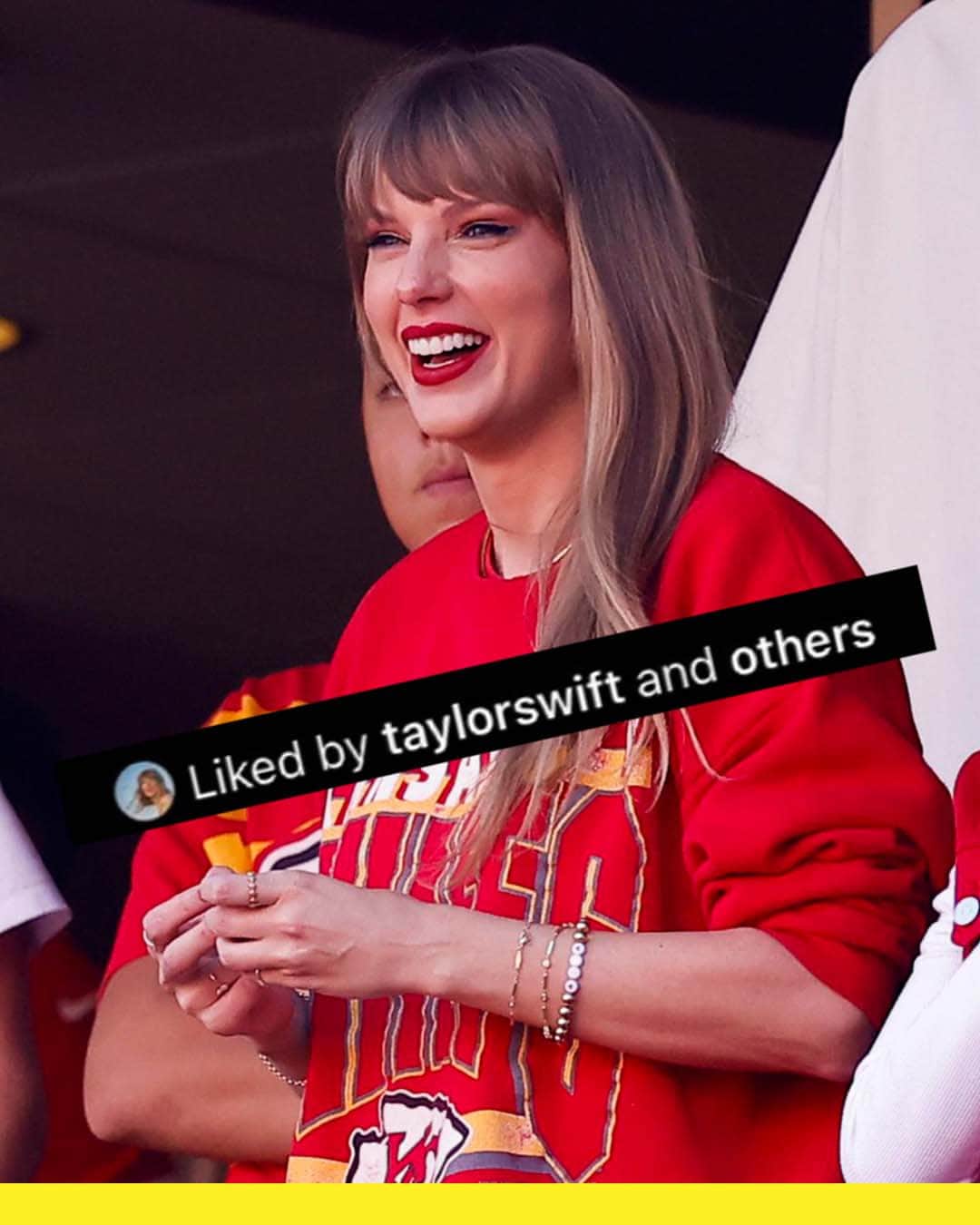 People Magazineのインスタグラム：「Looks like Taylor Swift is Travis Kelce's No. 1 fan 🏈  The superstar liked PEOPLE's Instagram post about the tight end's latest record breaking feat.   Tap our bio link to read more! | 📷: Getty」