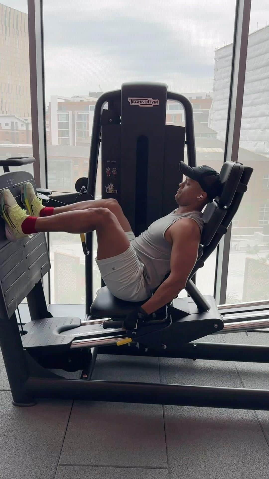 ロバート・アーンショウのインスタグラム：「Something for the body 🏋🏽‍♂️  #fitness #fit #gym #stayfit」