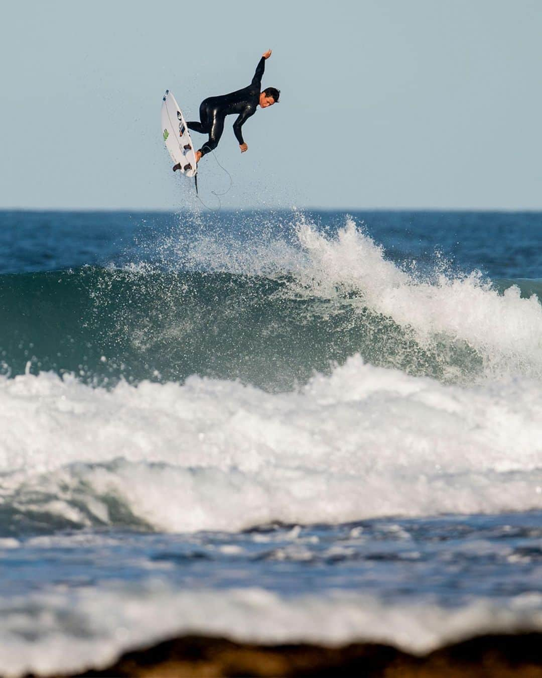 ビラボンのインスタグラム：「The best wetsuit for you AND the ocean. ♻️ 🔥  @sethmoniz wearing the Furnace Natural Wetsuit: the most sustainable wetsuit we make, with uncompromising performance.   Featuring Organiprene, a USDA certified bio-based natural rubber sourced from FSC-certified plantations, a Graphene-infused interior, and an Airlite 4D stretch jersey made from recycled PET fibers, this suit provides the next dimension in stretch, warmth and sustainability.  Tap into our link in bio to shop.   #BillabongWetsuits」