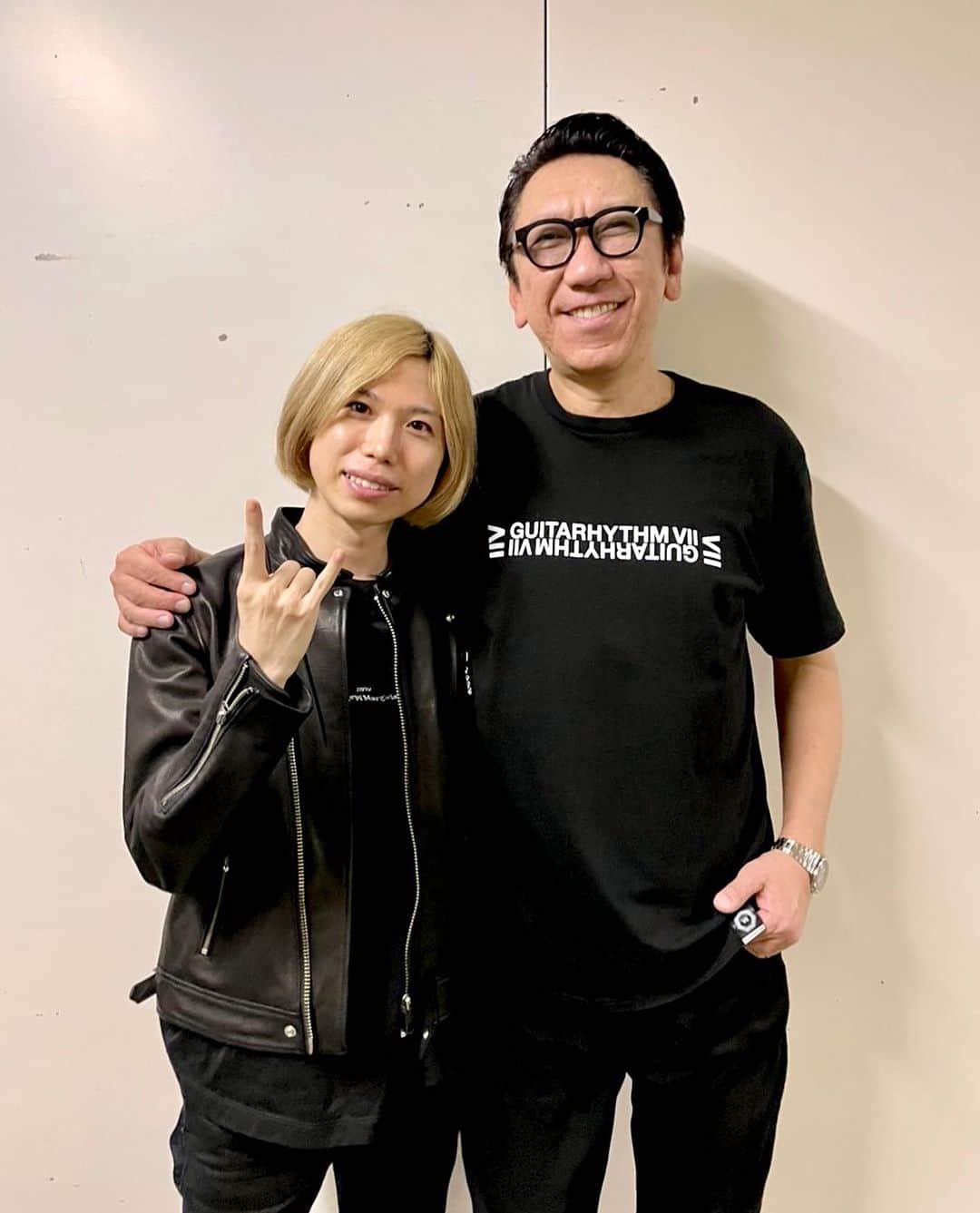 布袋寅泰のインスタグラム：「Official髭男dismのギタリスト小笹大輔君が来てくれました。お父さんが布袋ファンだったことが僕の音楽を聴くきっかけだったとのこと！嬉しいね！いつか一緒にギターを弾ける日が来ることを楽しみにしています。ありがとう。2日目の客席には音楽仲間たちがたくさん駆けつけてくれます！燃えるな‼️🔥 #布袋寅泰 #小笹大輔 #ギタリズム7ツアー　#official髭男dism」