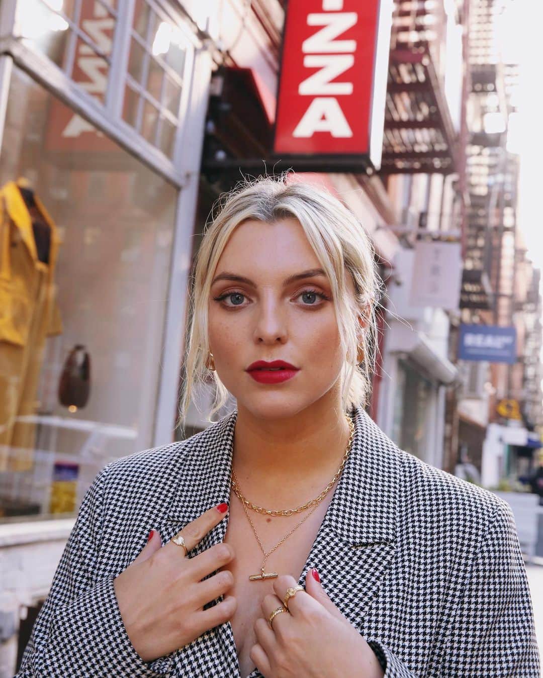 Estée Lalondeのインスタグラム：「When the pizza, pout and jewellery are on point ❤️ #esteelalondexdaisy」