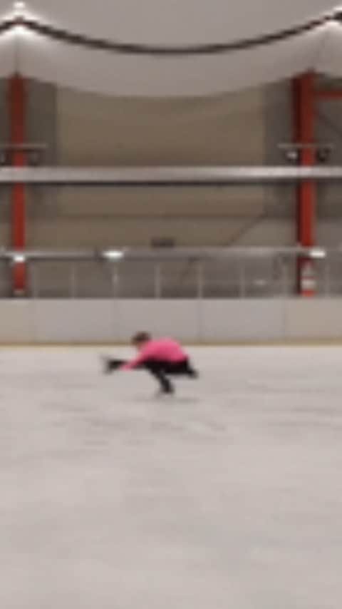 ケルシュティン・フランクのインスタグラム：「Practicing very hard on my spins❤️⛸️❤️✨️✨️✨️ #fyp #figureskating」