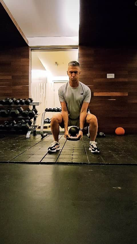 ルイス・ハビエル・ガルシア・サンスのインスタグラム：「MONDAY Manage to hit the gym for an easy routine, after all the traveling. Very need it to clean muscle soreness and killing back pain from the flights.  No excuses, find your time, your moment, and give it a go !! #workout #MONDAY #morethanagame」