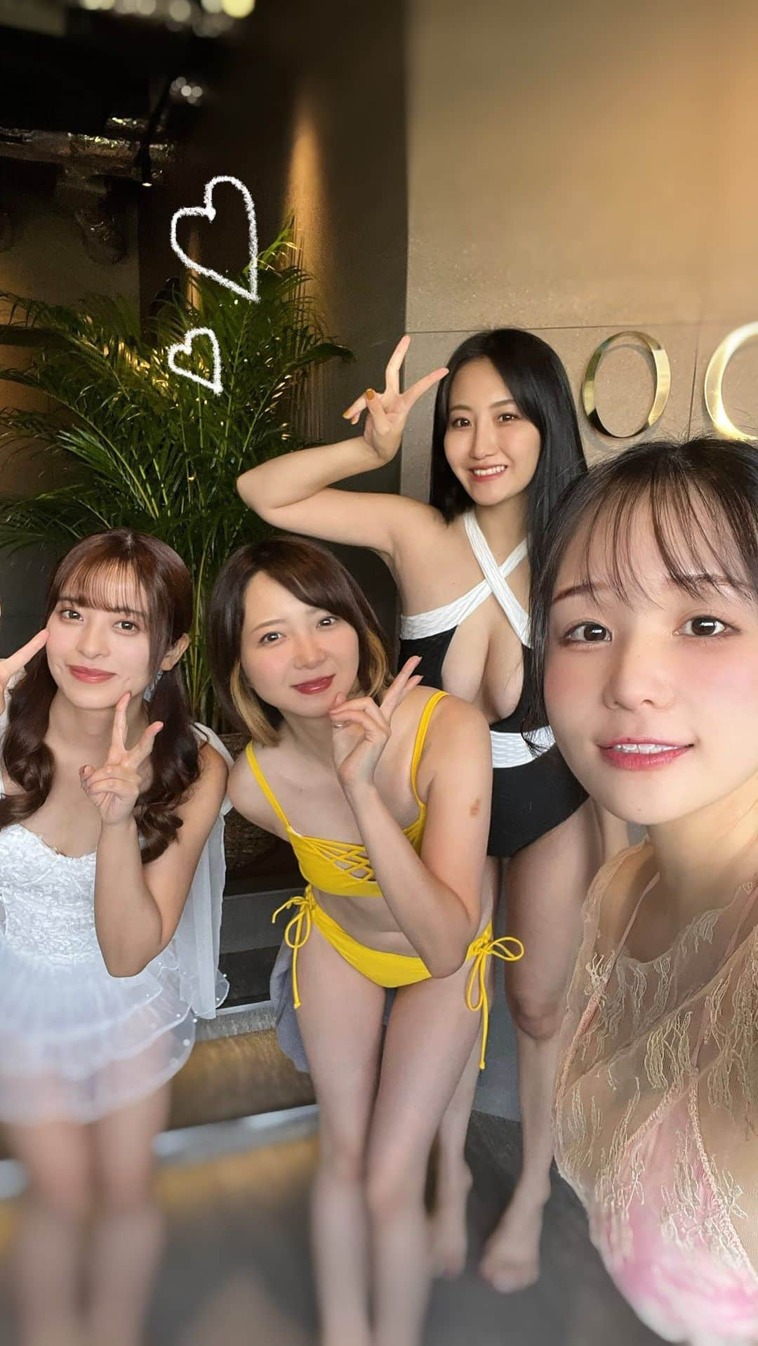 茜さやのインスタグラム：「麻布十番にあるLOCA THE CLASS 別館さん！！ 高級感溢れる最高のサウナでした…！  東京タワーと青空を眺めながらととのうって幸せすぎる🥲💕  お馴染みのもこちゃんと、久しぶりのまおちゃん、すごい久しぶりになってしまったまよんぬさん！！  みんな個性があって可愛くてずっと笑ってた😂 サウナ好き🧖‍♀️4人で行けてよかった〜💕 またこのメンバーで行きたいなぁ〜！！  別館からのお蕎麦屋コース！ めちゃくちゃととのうから是非やってみてね😊✨  ※動画選んだフォントの問題でひらがな沢山でごめんね💦  #サウナ #サウナイキタイ　 #サウナ女子　#サウナー　#麻布十番 #プライベートサウナ　#LOCA #locatheclass #sauna #azabujuban」