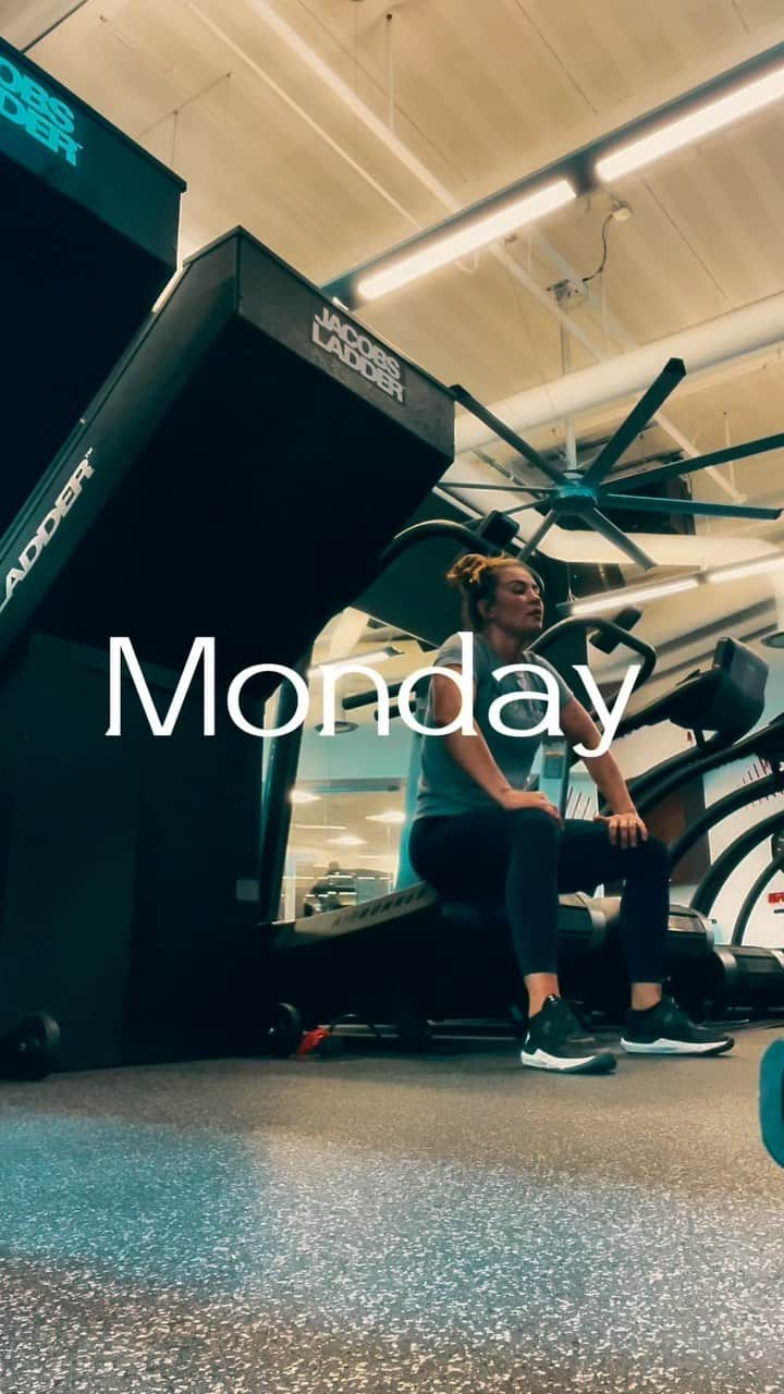 ミーシャ・テイトのインスタグラム：「The hardest part is getting started, but once you do I promise you'll never regret it. Crush this Monday and make those gains! 🔥🏋️‍♀️ . Share this with someone who needs a little motivation!  🗓️25 ᴅᴀʏꜱ ᴜɴᴛɪʟ ꜰɪɢʜᴛ ɴɪɢʜᴛ  📍ᴀᴜꜱᴛɪɴ,ᴛx  #MondayMotivation #GymLife #GetStronger #25days」