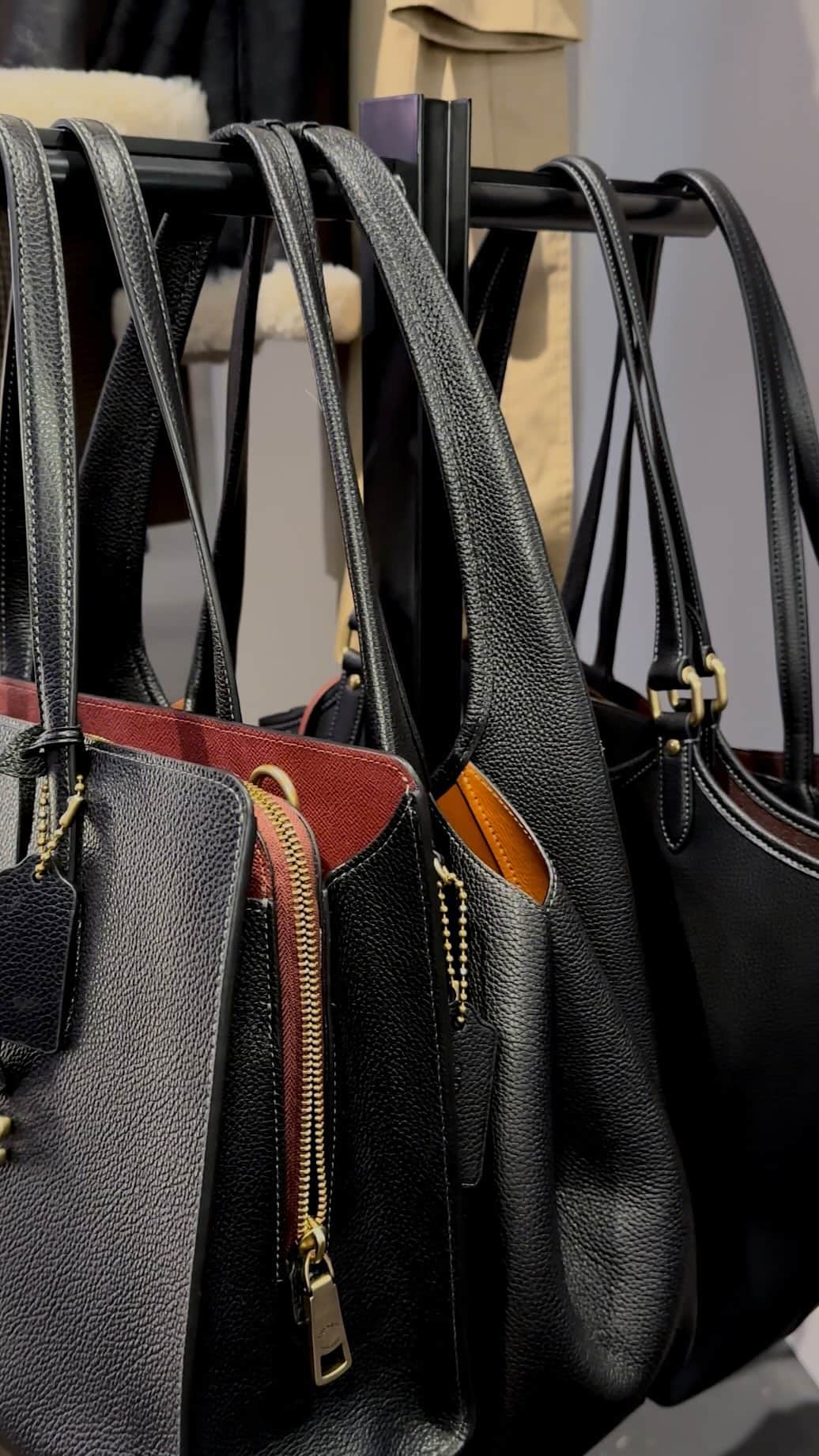 コーチのインスタグラム：「We've got you and your laptop 💻 covered! If you're in need of a new work bag that will fit your 13-inch laptop, consider one of these totes. #CoachNY #ToteBags #WorkBags」