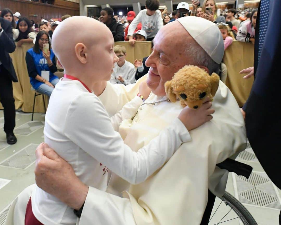 フランシスコ（ローマ教皇）のインスタグラム：「EN: The presence of children is a sign that goes straight to the hearts of all adults. It is the voice of innocence that questions us and makes us think, that forces us to ask ourselves: What are we doing with our world, our planet, our society? What future are we preparing for you?  PT: As crianças são um sinal que chega direto ao coração de todos nós, são a voz da inocência que nos questiona e nos faz pensar; que nos obriga a perguntar-nos: o que estamos fazendo com o nosso mundo, o nosso planeta, a nossa sociedade? Que futuro estamos preparando para elas? ES: Los niños son un signo que llega directamente al corazón de los adultos, son la voz de la inocencia que nos interroga y nos hace pensar; que nos obliga a preguntarnos: ¿qué estamos haciendo con nuestro mundo, nuestro planeta, nuestra sociedad? ¿Qué futuro les estamos preparando? IT: I bambini sono un segno che arriva dritto al cuore di tutti noi adulti, sono la voce dell’innocenza che ci interroga e ci fa pensare; che ci costringe a chiederci: cosa stiamo facendo del nostro mondo, del nostro pianeta, della nostra società? Quale futuro gli stiamo preparando? DE: Kinder sind ein Zeichen, das ins Herz von uns Erwachsenen dringt; sie sind die Stimme der Unschuld, die uns hinterfragt, uns zum Nachdenken bringt und uns zwingt, uns zu fragen: Was tun wir mit der Welt, dem Planeten, der Gesellschaft? Welche Zukunft bereiten wir ihnen vor? PL: Dzieci są znakiem, który trafia prosto do serca nas dorosłych, są głosem niewinności, który skłania do myślenia i zmusza nas do zadania sobie pytania: co robimy z naszym światem, naszą planetą, naszym społeczeństwem? Jaką przyszłość dla nich przygotowujemy?」