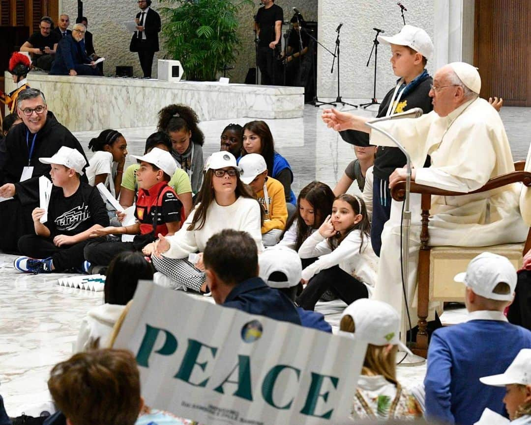 フランシスコ（ローマ教皇）さんのインスタグラム写真 - (フランシスコ（ローマ教皇）Instagram)「EN: The presence of children is a sign that goes straight to the hearts of all adults. It is the voice of innocence that questions us and makes us think, that forces us to ask ourselves: What are we doing with our world, our planet, our society? What future are we preparing for you?  PT: As crianças são um sinal que chega direto ao coração de todos nós, são a voz da inocência que nos questiona e nos faz pensar; que nos obriga a perguntar-nos: o que estamos fazendo com o nosso mundo, o nosso planeta, a nossa sociedade? Que futuro estamos preparando para elas? ES: Los niños son un signo que llega directamente al corazón de los adultos, son la voz de la inocencia que nos interroga y nos hace pensar; que nos obliga a preguntarnos: ¿qué estamos haciendo con nuestro mundo, nuestro planeta, nuestra sociedad? ¿Qué futuro les estamos preparando? IT: I bambini sono un segno che arriva dritto al cuore di tutti noi adulti, sono la voce dell’innocenza che ci interroga e ci fa pensare; che ci costringe a chiederci: cosa stiamo facendo del nostro mondo, del nostro pianeta, della nostra società? Quale futuro gli stiamo preparando? DE: Kinder sind ein Zeichen, das ins Herz von uns Erwachsenen dringt; sie sind die Stimme der Unschuld, die uns hinterfragt, uns zum Nachdenken bringt und uns zwingt, uns zu fragen: Was tun wir mit der Welt, dem Planeten, der Gesellschaft? Welche Zukunft bereiten wir ihnen vor? PL: Dzieci są znakiem, który trafia prosto do serca nas dorosłych, są głosem niewinności, który skłania do myślenia i zmusza nas do zadania sobie pytania: co robimy z naszym światem, naszą planetą, naszym społeczeństwem? Jaką przyszłość dla nich przygotowujemy?」11月7日 2時40分 - franciscus