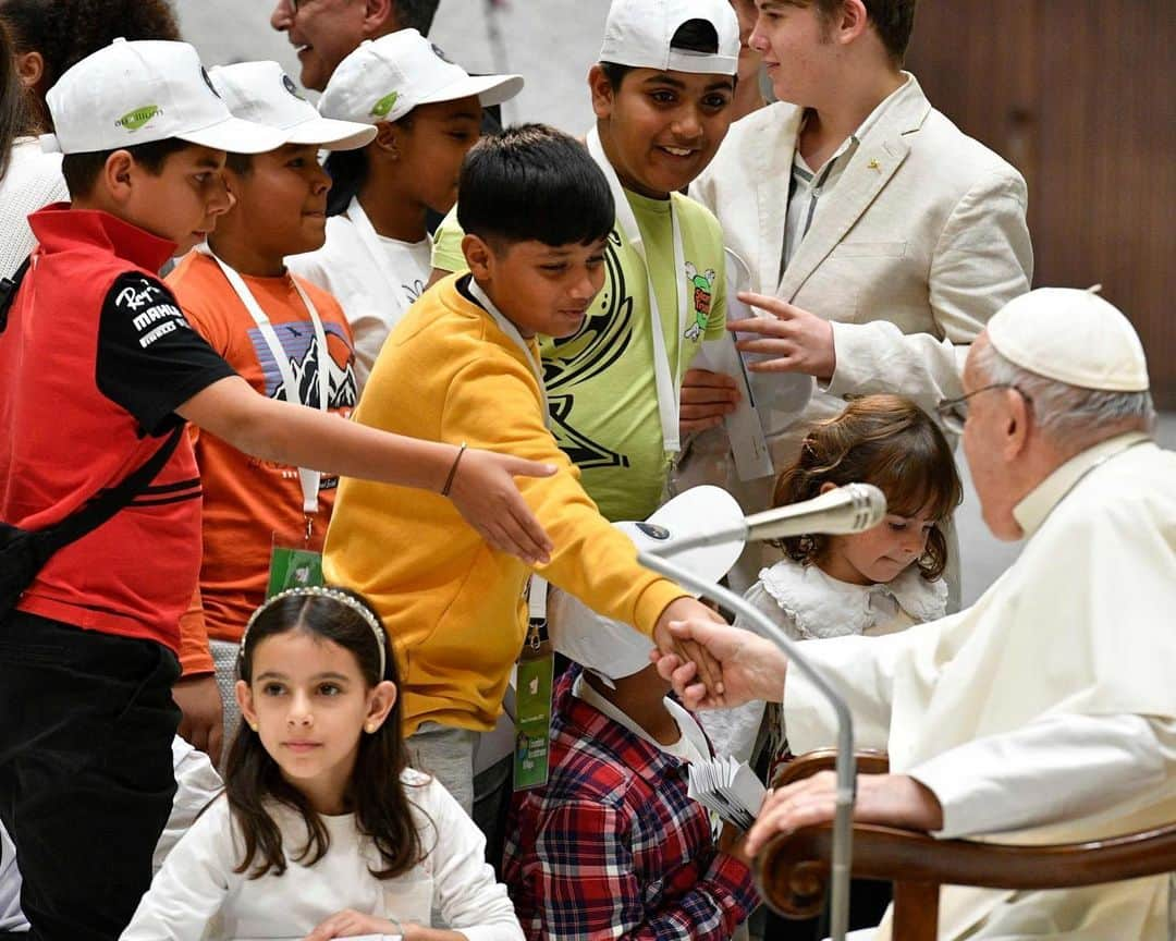 フランシスコ（ローマ教皇）さんのインスタグラム写真 - (フランシスコ（ローマ教皇）Instagram)「EN: The presence of children is a sign that goes straight to the hearts of all adults. It is the voice of innocence that questions us and makes us think, that forces us to ask ourselves: What are we doing with our world, our planet, our society? What future are we preparing for you?  PT: As crianças são um sinal que chega direto ao coração de todos nós, são a voz da inocência que nos questiona e nos faz pensar; que nos obriga a perguntar-nos: o que estamos fazendo com o nosso mundo, o nosso planeta, a nossa sociedade? Que futuro estamos preparando para elas? ES: Los niños son un signo que llega directamente al corazón de los adultos, son la voz de la inocencia que nos interroga y nos hace pensar; que nos obliga a preguntarnos: ¿qué estamos haciendo con nuestro mundo, nuestro planeta, nuestra sociedad? ¿Qué futuro les estamos preparando? IT: I bambini sono un segno che arriva dritto al cuore di tutti noi adulti, sono la voce dell’innocenza che ci interroga e ci fa pensare; che ci costringe a chiederci: cosa stiamo facendo del nostro mondo, del nostro pianeta, della nostra società? Quale futuro gli stiamo preparando? DE: Kinder sind ein Zeichen, das ins Herz von uns Erwachsenen dringt; sie sind die Stimme der Unschuld, die uns hinterfragt, uns zum Nachdenken bringt und uns zwingt, uns zu fragen: Was tun wir mit der Welt, dem Planeten, der Gesellschaft? Welche Zukunft bereiten wir ihnen vor? PL: Dzieci są znakiem, który trafia prosto do serca nas dorosłych, są głosem niewinności, który skłania do myślenia i zmusza nas do zadania sobie pytania: co robimy z naszym światem, naszą planetą, naszym społeczeństwem? Jaką przyszłość dla nich przygotowujemy?」11月7日 2時40分 - franciscus