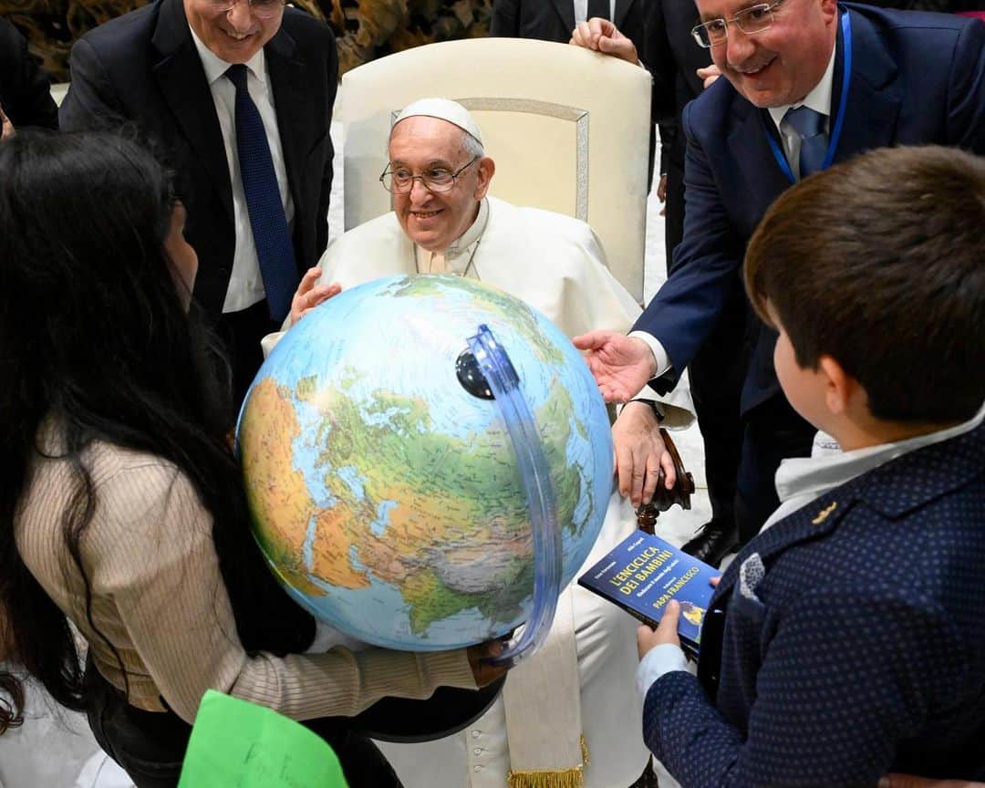 フランシスコ（ローマ教皇）さんのインスタグラム写真 - (フランシスコ（ローマ教皇）Instagram)「EN: The presence of children is a sign that goes straight to the hearts of all adults. It is the voice of innocence that questions us and makes us think, that forces us to ask ourselves: What are we doing with our world, our planet, our society? What future are we preparing for you?  PT: As crianças são um sinal que chega direto ao coração de todos nós, são a voz da inocência que nos questiona e nos faz pensar; que nos obriga a perguntar-nos: o que estamos fazendo com o nosso mundo, o nosso planeta, a nossa sociedade? Que futuro estamos preparando para elas? ES: Los niños son un signo que llega directamente al corazón de los adultos, son la voz de la inocencia que nos interroga y nos hace pensar; que nos obliga a preguntarnos: ¿qué estamos haciendo con nuestro mundo, nuestro planeta, nuestra sociedad? ¿Qué futuro les estamos preparando? IT: I bambini sono un segno che arriva dritto al cuore di tutti noi adulti, sono la voce dell’innocenza che ci interroga e ci fa pensare; che ci costringe a chiederci: cosa stiamo facendo del nostro mondo, del nostro pianeta, della nostra società? Quale futuro gli stiamo preparando? DE: Kinder sind ein Zeichen, das ins Herz von uns Erwachsenen dringt; sie sind die Stimme der Unschuld, die uns hinterfragt, uns zum Nachdenken bringt und uns zwingt, uns zu fragen: Was tun wir mit der Welt, dem Planeten, der Gesellschaft? Welche Zukunft bereiten wir ihnen vor? PL: Dzieci są znakiem, który trafia prosto do serca nas dorosłych, są głosem niewinności, który skłania do myślenia i zmusza nas do zadania sobie pytania: co robimy z naszym światem, naszą planetą, naszym społeczeństwem? Jaką przyszłość dla nich przygotowujemy?」11月7日 2時40分 - franciscus