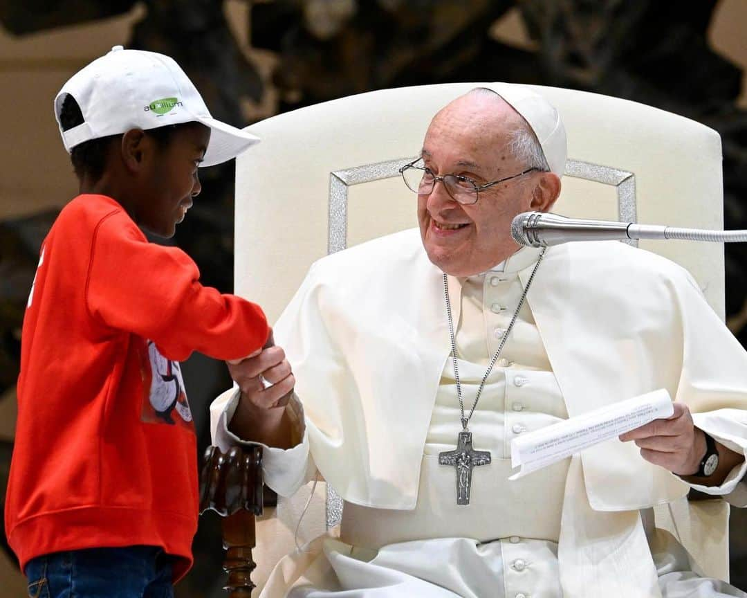 フランシスコ（ローマ教皇）さんのインスタグラム写真 - (フランシスコ（ローマ教皇）Instagram)「EN: The presence of children is a sign that goes straight to the hearts of all adults. It is the voice of innocence that questions us and makes us think, that forces us to ask ourselves: What are we doing with our world, our planet, our society? What future are we preparing for you?  PT: As crianças são um sinal que chega direto ao coração de todos nós, são a voz da inocência que nos questiona e nos faz pensar; que nos obriga a perguntar-nos: o que estamos fazendo com o nosso mundo, o nosso planeta, a nossa sociedade? Que futuro estamos preparando para elas? ES: Los niños son un signo que llega directamente al corazón de los adultos, son la voz de la inocencia que nos interroga y nos hace pensar; que nos obliga a preguntarnos: ¿qué estamos haciendo con nuestro mundo, nuestro planeta, nuestra sociedad? ¿Qué futuro les estamos preparando? IT: I bambini sono un segno che arriva dritto al cuore di tutti noi adulti, sono la voce dell’innocenza che ci interroga e ci fa pensare; che ci costringe a chiederci: cosa stiamo facendo del nostro mondo, del nostro pianeta, della nostra società? Quale futuro gli stiamo preparando? DE: Kinder sind ein Zeichen, das ins Herz von uns Erwachsenen dringt; sie sind die Stimme der Unschuld, die uns hinterfragt, uns zum Nachdenken bringt und uns zwingt, uns zu fragen: Was tun wir mit der Welt, dem Planeten, der Gesellschaft? Welche Zukunft bereiten wir ihnen vor? PL: Dzieci są znakiem, który trafia prosto do serca nas dorosłych, są głosem niewinności, który skłania do myślenia i zmusza nas do zadania sobie pytania: co robimy z naszym światem, naszą planetą, naszym społeczeństwem? Jaką przyszłość dla nich przygotowujemy?」11月7日 2時40分 - franciscus