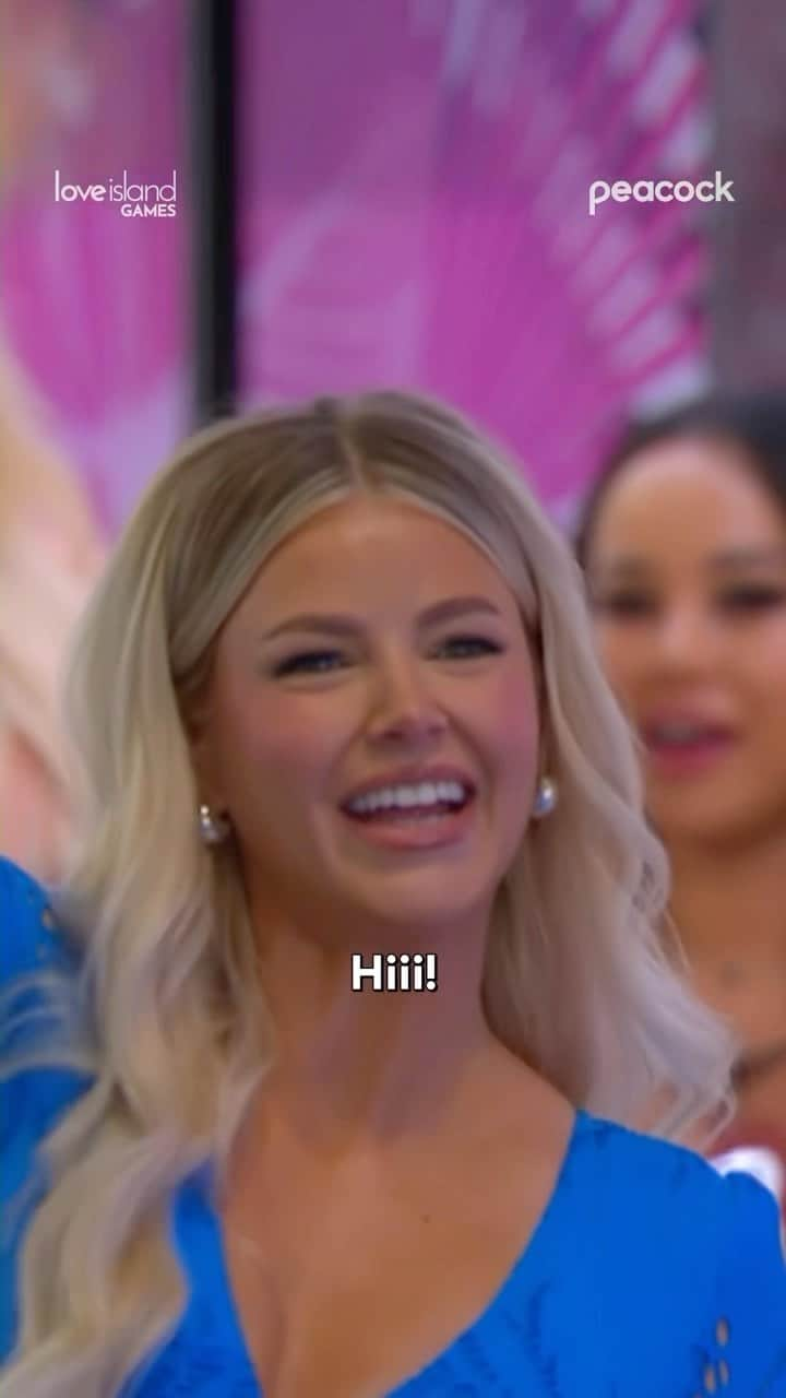 アリアナ・マディックスのインスタグラム：「Everyone’s favorite super-fan turned super-host is back in the Villa 🔥  #LoveIslandGames is streaming now on Peacock.」