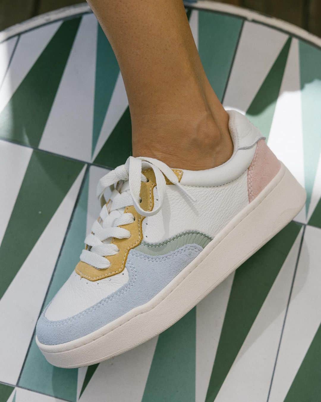 ソルドスのインスタグラム：「With clocks going back, bring some sun to your feet ☀️  Our Sunset Cloud Romas feature a palette that resembles the painted sky, our beloved almond toe shape, 1/2" of height at your heels and ortholite soles for all-day comfort hidden.」