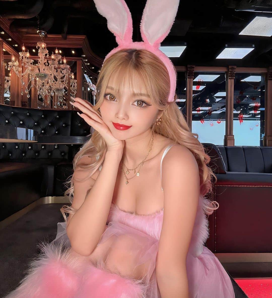 ゆうのインスタグラム：「. 今日も生きてるだけで奇跡やと思った日😇 マジでなんで線路に落ちなかったんか不思議😇笑 怖かった😇 . #バーレスク #バーレスク大阪 #バーレスク大阪ゆう #北新地 #ギャル #水着ギャル #ダンサーバニー #bunny #コスプレ #いいおっぱいの日」