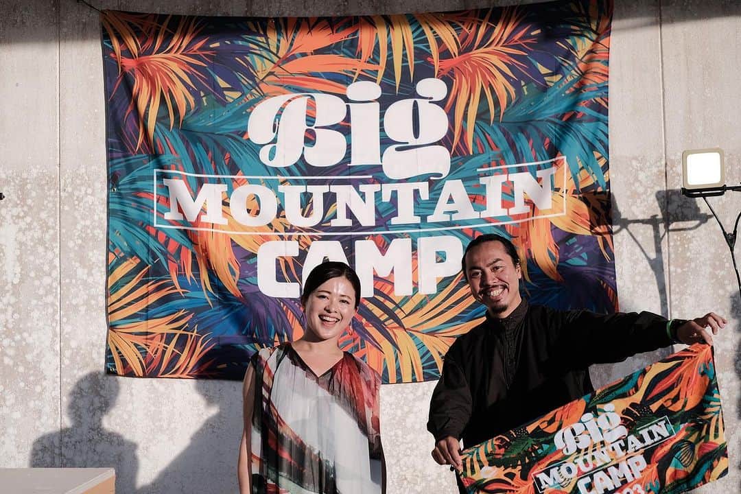 大山百合香さんのインスタグラム写真 - (大山百合香Instagram)「2023.11.3 Big Mountain Camp @沖永良部島　大山野営場  天気良し！風気持ちいい！ 会場の雰囲気1000000点💮  最高のフェス日和で迎えた BIG MOUNTAIN CAMP🏕 沖永良部島では初となる音楽野外フェス‼︎  企画運営、準備して下さった実行委員の皆さま、 スタッフの皆さま知名町役場の皆さまに感謝を🙏  様々なご縁で島と繋がりをもち 素敵なパフォーマンスをして下さった出演者の皆さん ステージで一緒に奏でてくれたichi君 沖高エイサーの皆さん 会場に足を運んでくださった皆々様！！ 本当にありがとうございました❤️‍🔥  ワクワクが詰まったキッズスペースも 美味しいものが集結した飲食ブースも 裏で支えて下さったスタッフ、音響さん、ステージから遠い場所でも一緒に楽しんでくれていた受付、駐車場、警備の皆さん、みんなみーんなのお陰様で大盛況だった BIG MOUNTAIN CAMP🏕  この日ばかりは"ビッグマウンテンユリカ"と呼ばせていただきました🙏  島の人達の笑顔 音と風に身を委ねている姿 子供たちが楽しそうに芝生を走り回る  もう、そんなしあわせな景色が見れて ただただ、幸せでした😌  ナベさん、大久保さん 本当にミヘディロ！  来年も楽しみです😏  #ohyamayurika #ohyamayurikaofficial  #bigmountaincamp2023 #大山百合香 #沖永良部島 #大山野営場  @hitotoki_hibi_」11月7日 2時44分 - ohyamayurika