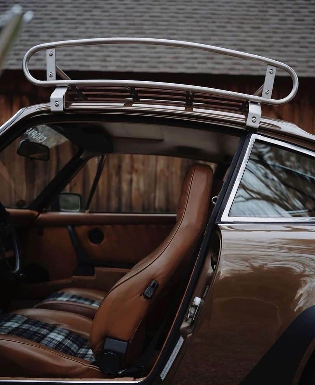 オリバーピープルズさんのインスタグラム写真 - (オリバーピープルズInstagram)「Admiring the angles of a Tobacco Metallic, vintage #Porsche with a classic tartan interior. #OPInspirarion ⁠ Photo: @iamtrevordalton」11月7日 2時50分 - oliverpeoples