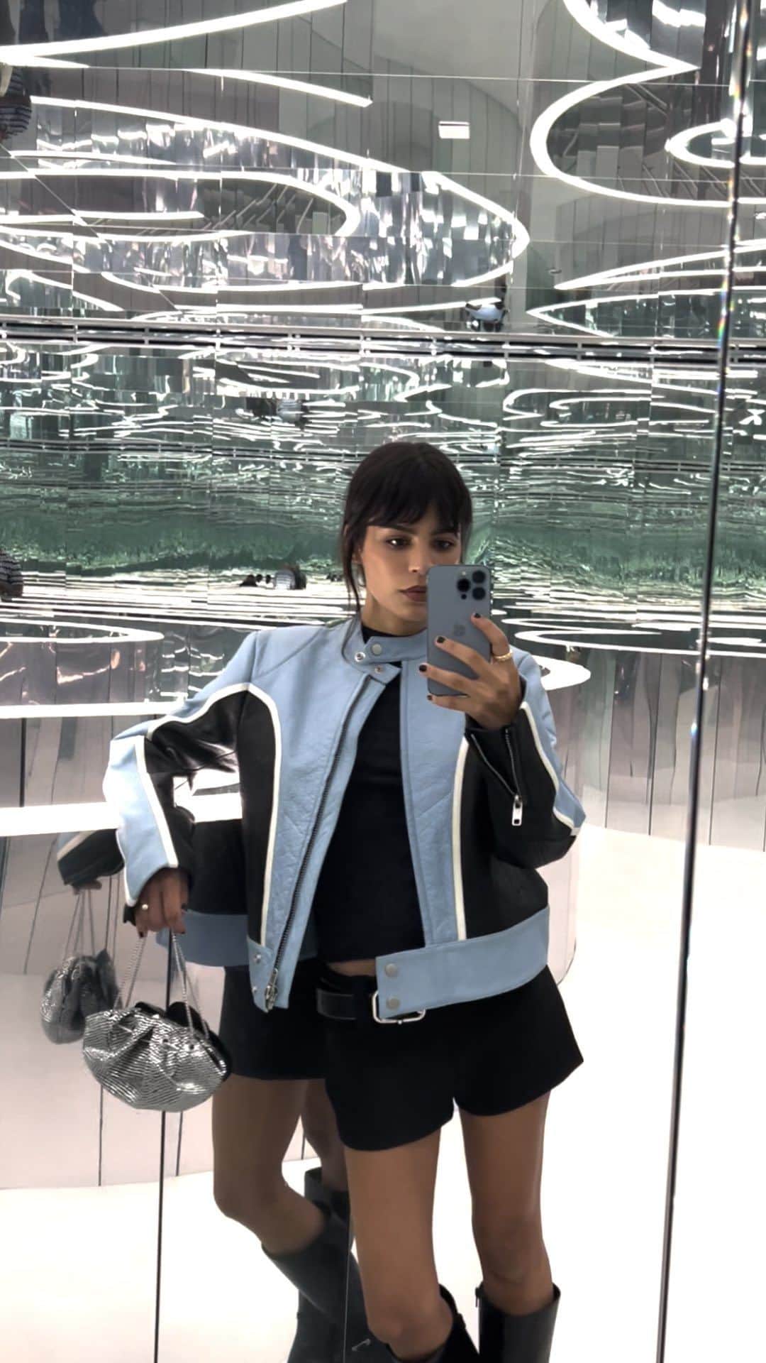 MANGOのインスタグラム：「Wandering through the reflections🪞 #JenCeballosxMango  Jacket: 57029115  Sweater: 57029113  Shorts: 57089122  Belt: 67040421  Bag: 67080417  Boots: 67050445」