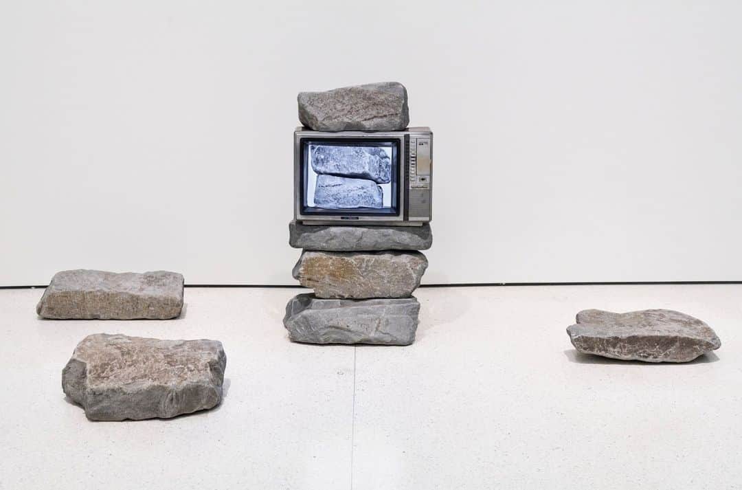 グッゲンハイム美術館のインスタグラム：「What's on TV? 📺  Stone piles, known as "doltap," were traditionally erected at entrances of villages and temples to drive away evil spirits and beckon good fortune in South Korea.  Hyunki Park's first encounters with "doltap" occurred during the Korean War, when his family fled southward. The young Park saw the stone piles left by other refugees who had taken the same route, interpreting them as symbols of peace.  Here, Park interrogates the technophilia of the postwar era of South Korea and the Park Chung Hee administration’s ambitions for accelerated modernization.  On view: #ExperimentalArtInKorea. ___  📺 : Park Hyunki, "Untitled (TV Stone Tower)," 1982. Collection of #GuggenheimAbuDhabi. Photo: Ariel Ione.」