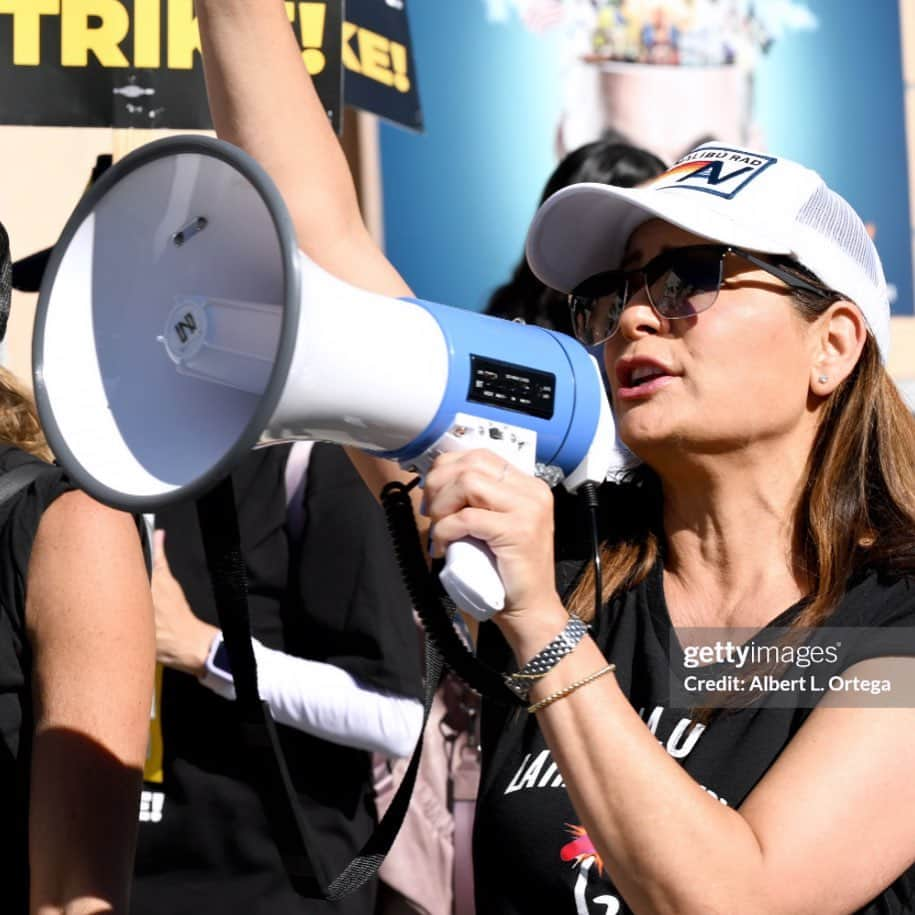 コンスタンス・マリーさんのインスタグラム写真 - (コンスタンス・マリーInstagram)「It’s #Monday That means it’s time to head to those picket lines… It ain’t over til we get a fair deal!! Until then WE HOLD THE LINE!! Whatever time that you can!! Hopefully I will see you there!!! #SagAftraStrong #SagAftraStrike #MondayMotivation #Power2Performers photo credit @AlbertOrtega 📸」11月7日 3時09分 - goconstance