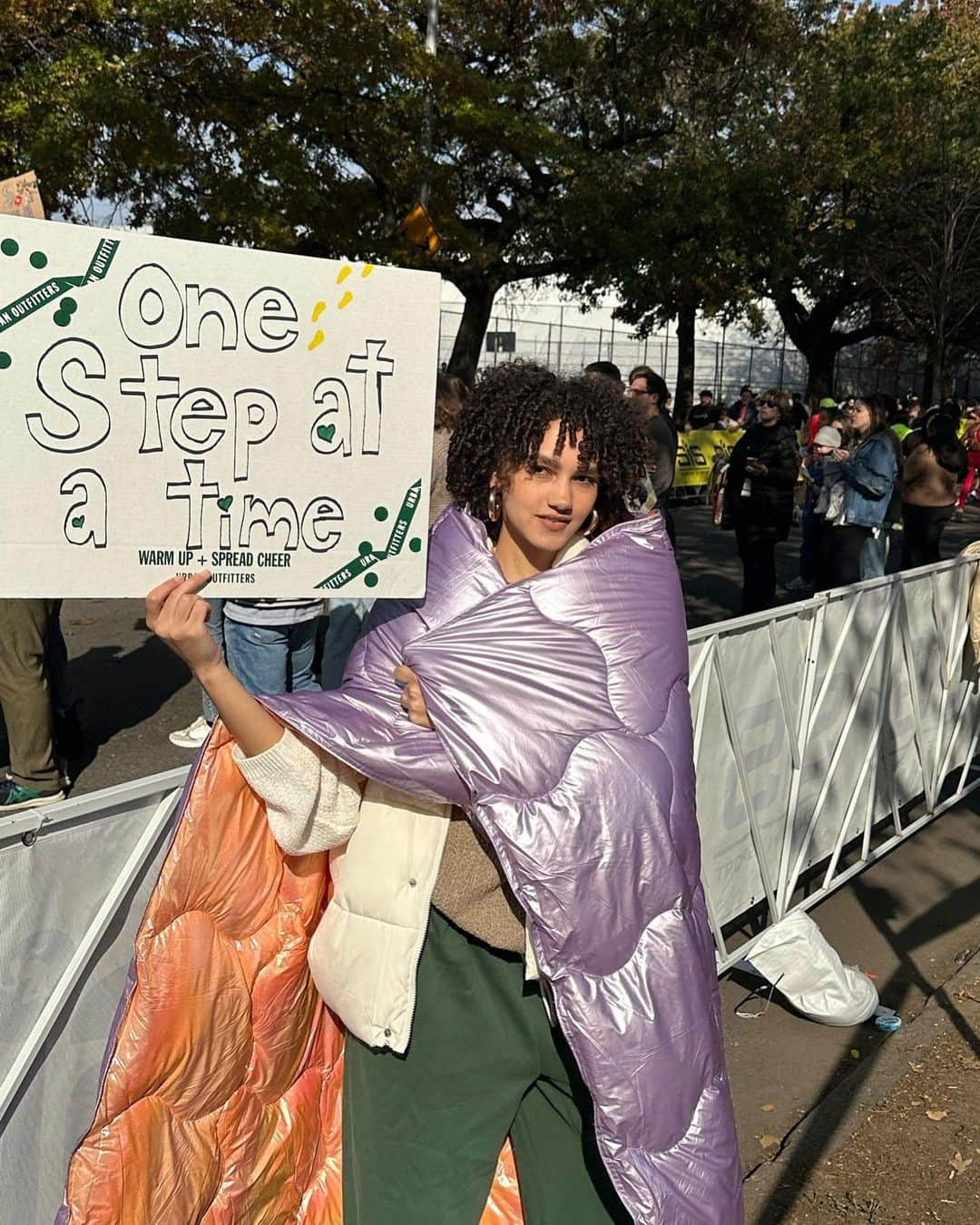 Urban Outfittersさんのインスタグラム写真 - (Urban OutfittersInstagram)「Not to give you FOMO, but we had an amazing time yesterday at the marathon in NYC. The energy was high and we kept it cozy in our Out From Under + @UGG fits, and the legend herself, the Metallic Puffer Blanket. Thanks for coming out to cheer on the runners with us! ICYMI, swipe to see the highlights.」11月7日 3時09分 - urbanoutfitters