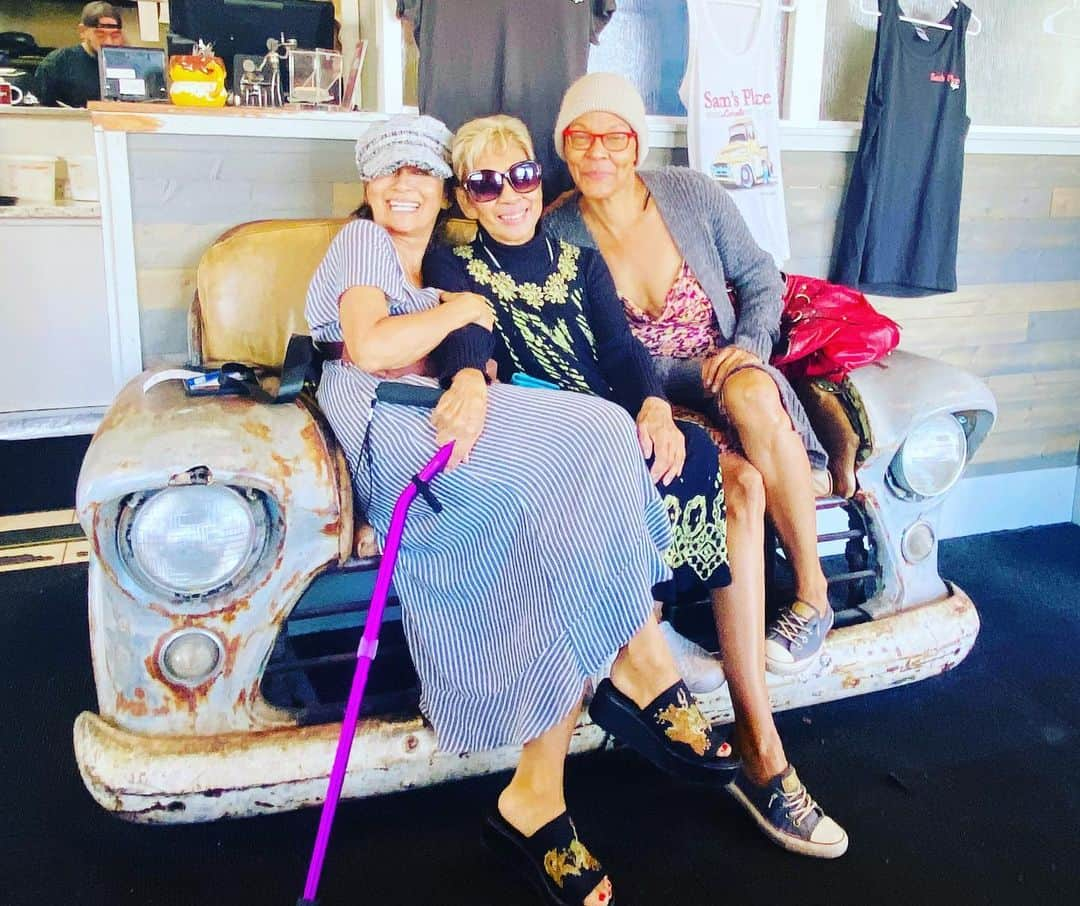 ニア・ピープルズさんのインスタグラム写真 - (ニア・ピープルズInstagram)「#roadtrip ❣️ Drove my beautiful mom and friend to experience a healing modality in Arizona. Stopped to feed my peeps. I love local diners when out of town. You get a feel for the people who actually live there.  The Food is rarely organic but the people are :)   #roadtrip, #healing #Family, #friends #diner  #highvibes」11月7日 3時20分 - niapeeples