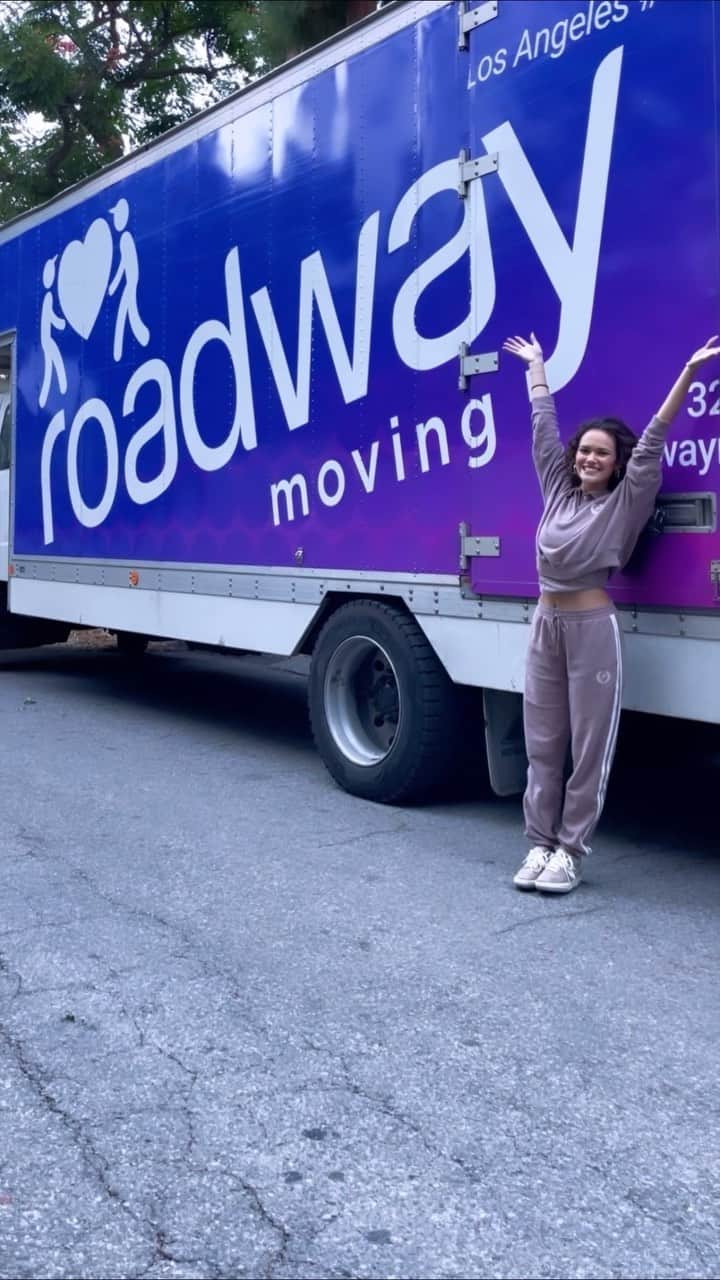 マディソン・ペティスのインスタグラム：「Moving day! Thank you @roadwaymoving for making it so easy & stress-free! 💜 They packed up all my stuff so carefully & took such great care of everything! If you’re moving you have to use Roadway - they’re the best in the biz! 🚚 #roadwaymoving #movewithroadway」