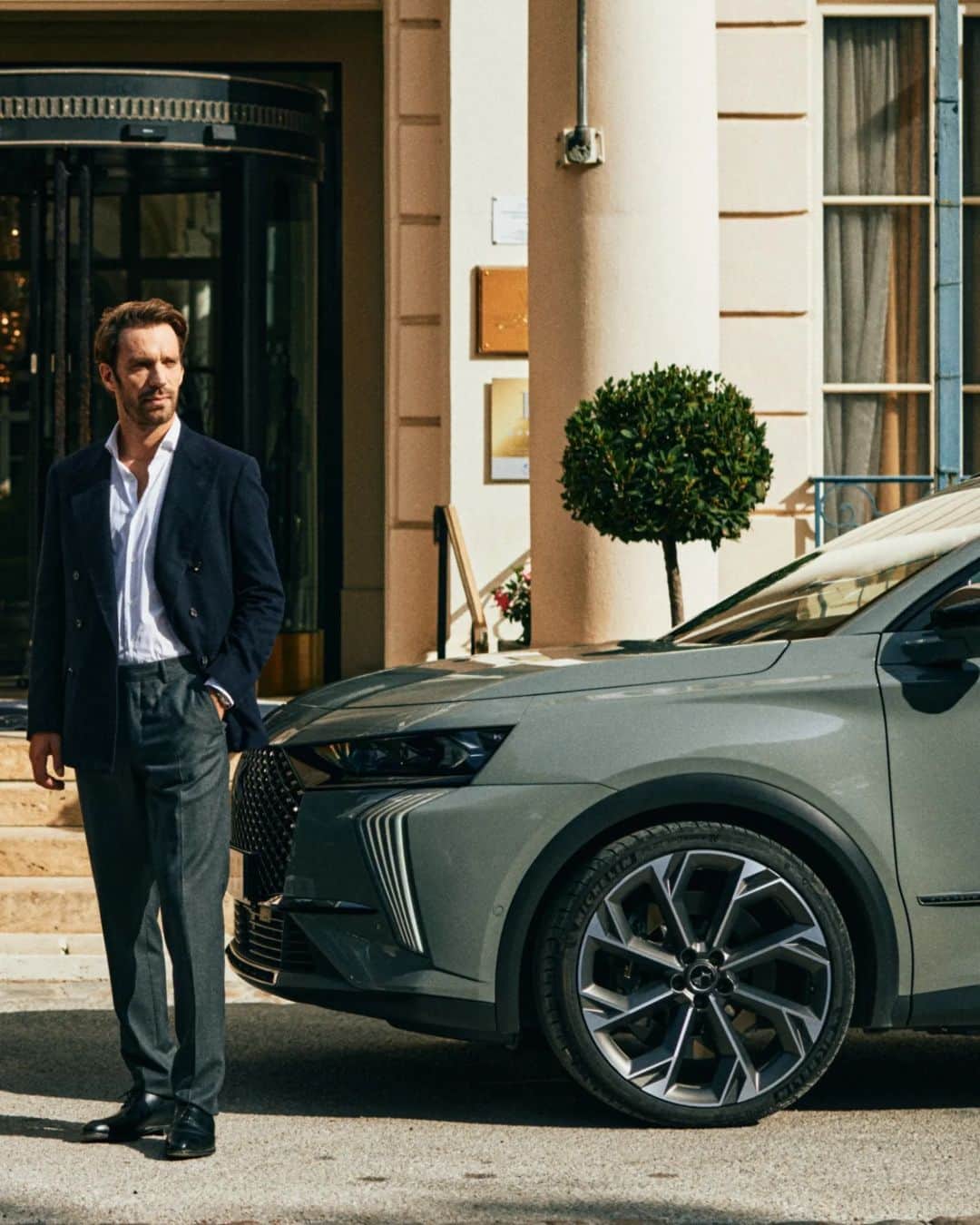 ジャン＝エリック・ベルニュのインスタグラム：「🎬 The Persuaders! The DS Performance way   Starring🌟 @jeanericvergne  Episode 1 : Born on track  #DSautomobiles #jeanericvergne #ThePersuaders #duo #interview #retro」