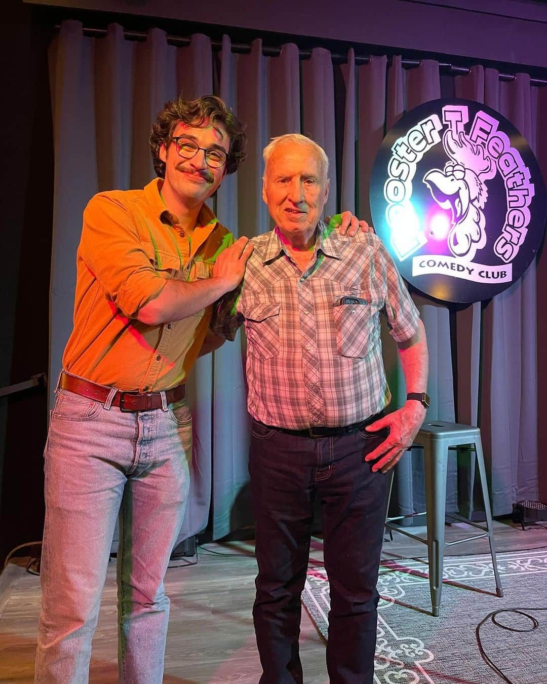 ジョーイ・ブラッグのインスタグラム：「I said so many bad words while my grandpa sat front row. Thank you SO MUCH to @roostertf for an amazing weekend! Thanks to @stevesimeonecomedy and @frankiemcomedy for KILLING it every night. Thank you to the Bay Area for raising me and coming out to see my silly little shows. I LOVE COMEDY!」