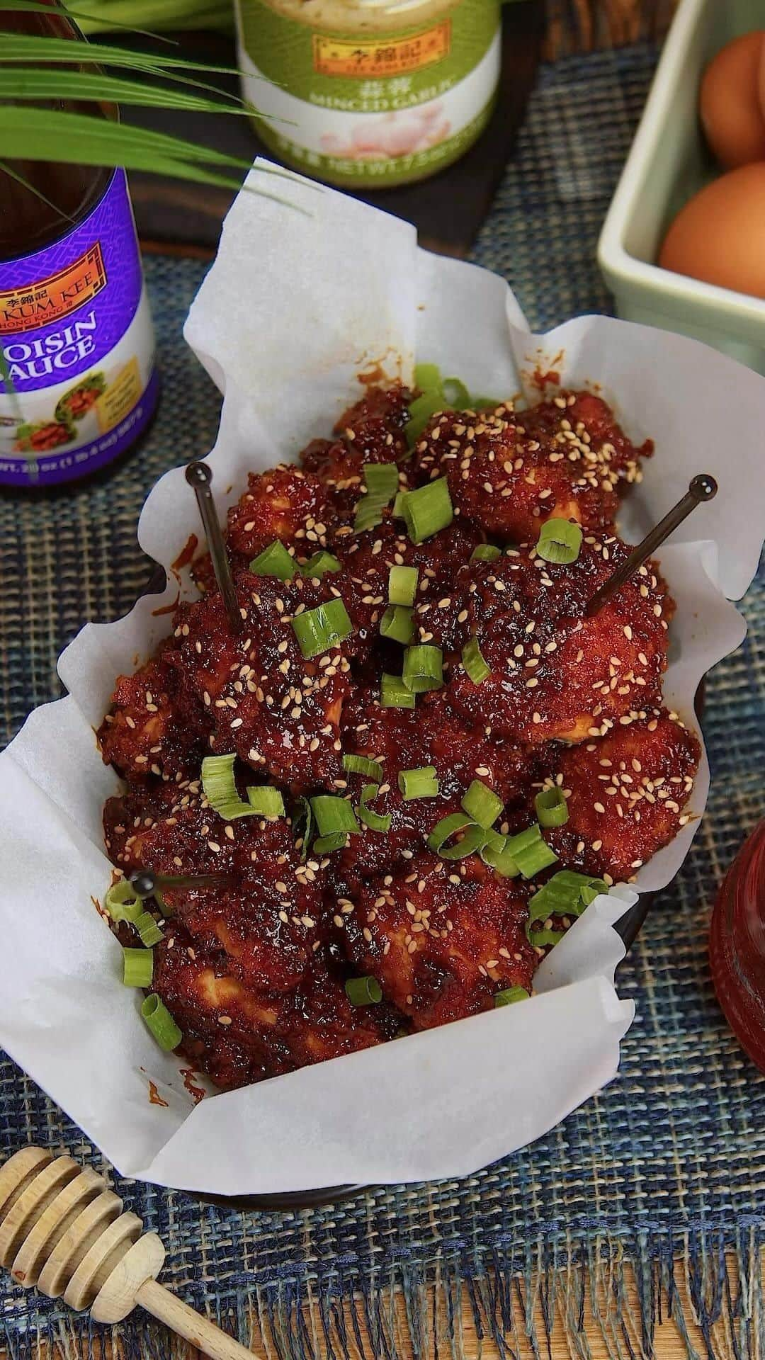 Lee Kum Kee USA（李錦記）のインスタグラム：「These Hoisin Garlic Chicken Bites are the real wingmen, thanks to Lee Kum Kee Panda Brand Cooking Soy Sauce, Hoisin Sauce, and Sriracha Chili Sauce. It’s like a flavor party in every bite!   Get saucy and savor the deliciousness. 💥  #leekumkee #leekumkeeusa #hoisingarlicchickenbites #chickenbites #smallbites #appetizerrecipe #appetizerideas #chickenrecipe #hoisinsauce #soysauce #sriracha」