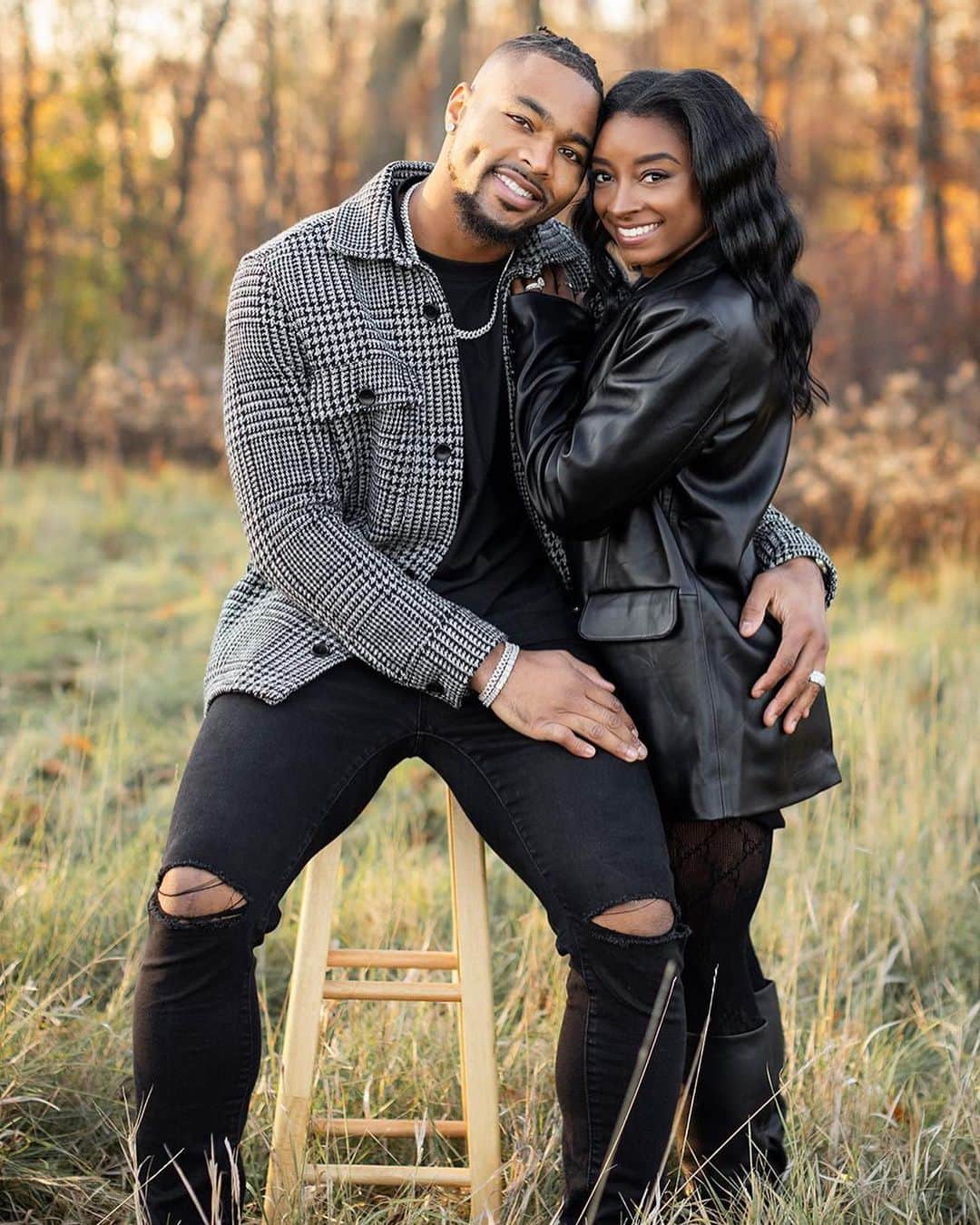 People Magazineのインスタグラム：「Simone Biles and her husband Jonathan Owens are feeling the love this fall! 😍🍁 The couple recently posed for an adorable autumnal photo shoot in coordinated black ensembles, and the pro gymnast posted some of the stunning shots on her Instagram feed on Friday.  See more photos in our bio link! | 📷: @khaylakanitzphotography」