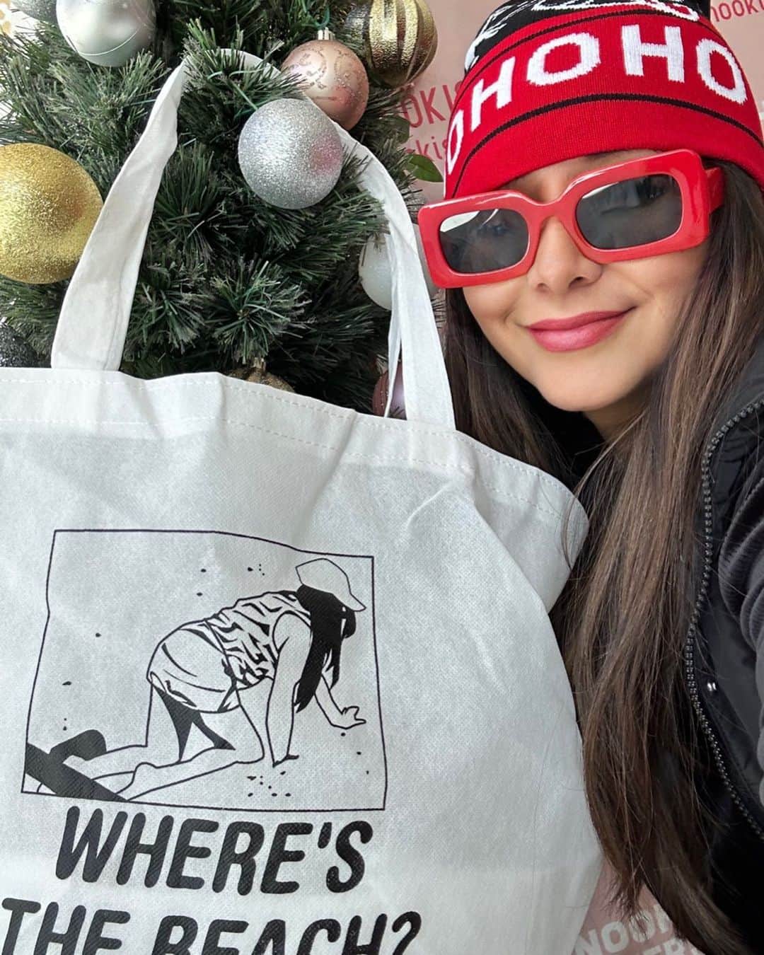 ニコール・ ポリッツィのインスタグラム：「We ready for CHRISTMASSSSS 🎄 Don’t forget to grab ur VIP TIX for my event 11/18! It’s a sip and shop with mawmaaaa! Also, my LONG ISLANDDDD location is a little delayed, but gonna work hard to open ASAP! 💋 @thesnookishop」