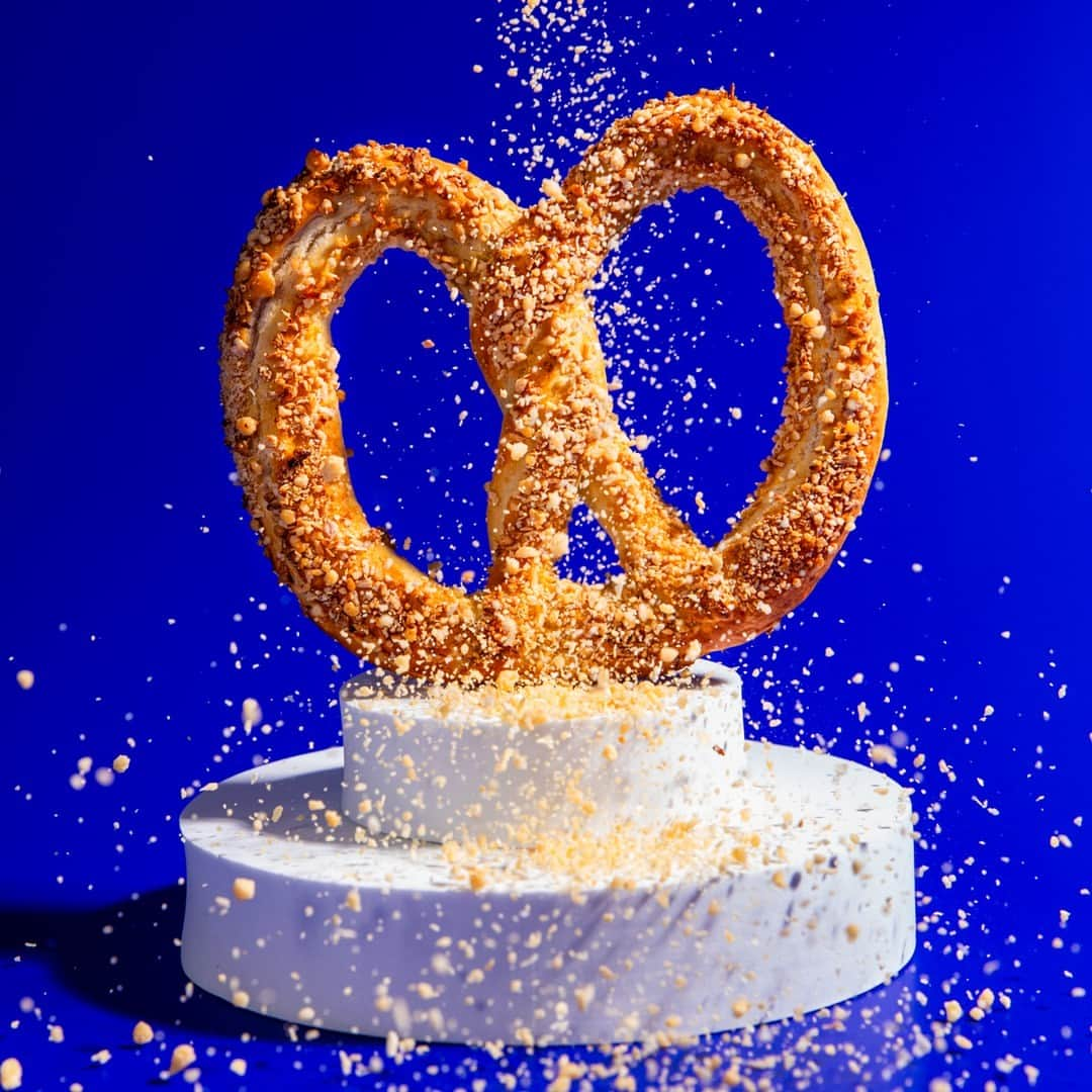 アンティ・アンズのインスタグラム：「giving the sweet almond pretzel the moment it deserves 💖​」