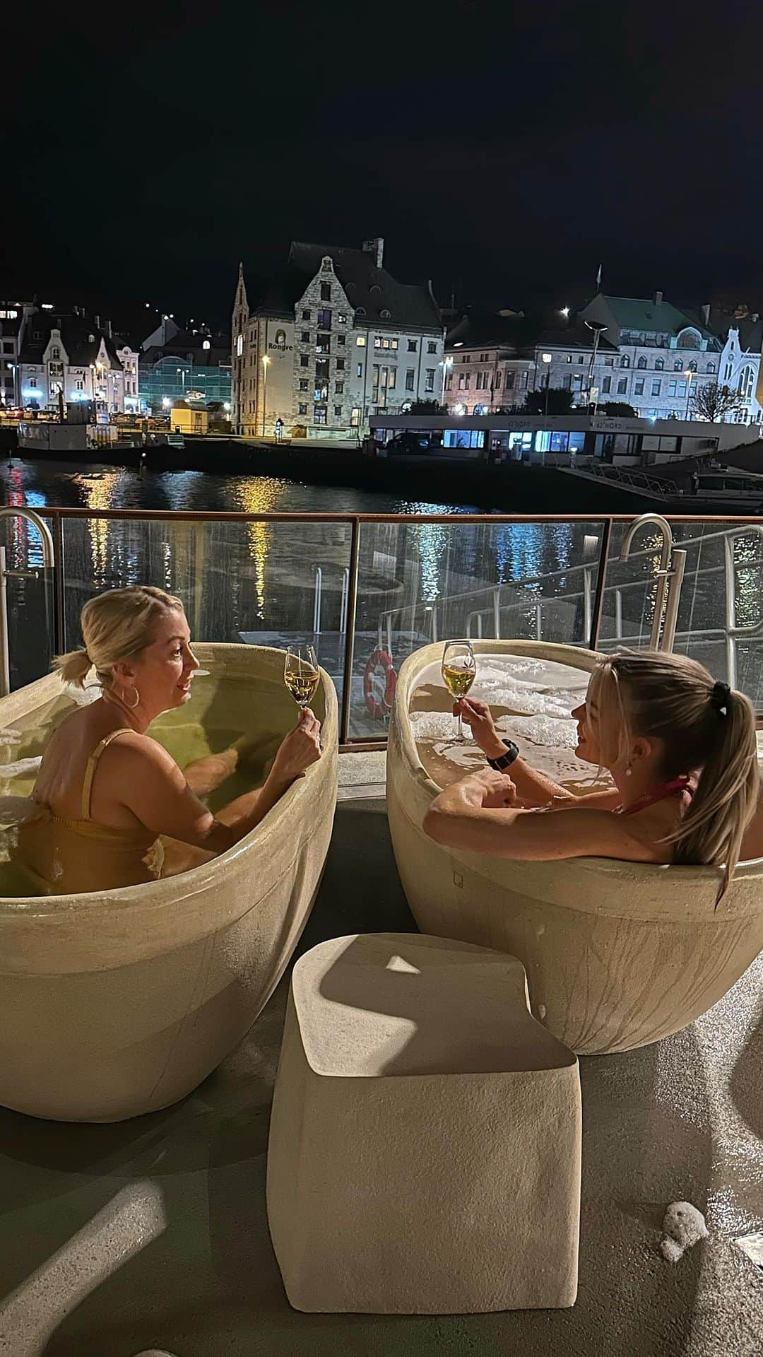 Inger-Lise Lillerovdeのインスタグラム：「En litten #tb til helgens getaway til Ålesund ❤️ På torsdag greidde vi å overraske sørlendingene med en natt på @brosundet -Ålesunds flotteste hotell. Å gjett om vi koset oss 🥹 Atmosfæren her er bare så herlig, og deres gym og bad er i en egen klasse 👌🏼 Elsker!!   Ble mye fra denne helgen gitt! Men er jo så kjekt å dele når man koser seg sånn 🫶🏻 Jeg skal leve SÅ lenge på det her! Har DU hatt en fin helg?? _____________________________________________________ #hotell #hotels #boutiqehotel #ålesund #aalesund #visitålesund #brosundet #hotelbrosundet #atmosphere #interiors #norge #visitnorway #bade #hoteldesign #peis #fireplace #hotellife #livet #friends #memories #minner #hygge」