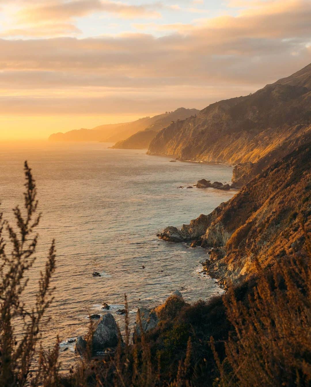 のインスタグラム：「Photo by @chrisroams 🌞 Big Sur may be a stretch of highway, but there are plenty of sights worth pulling over for. Read up on how to plan the perfect trip at the link in bio.」