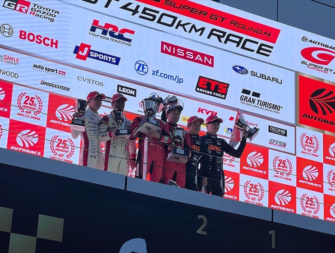 今井みどりさんのインスタグラム写真 - (今井みどりInstagram)「2023 AUTOBACS SUPER GT第8戦 『MOTEGI GT 300km RACE GRAND FINAL』 8号車5位　16号車12位でチェッカーをうけました！最後までARTAへ熱いご声援をありがとうございました🔥  2台体制だから喜びも悔しさも沢山ありましたね！でも今シーズン沢山の表彰台を見させていただき、 チームの皆さんの笑顔が見れて みんなと喜びあえてとても幸せでした😭 応援団の皆様も一緒に応援させていただきありがとうございました！大きな旗に沢山のフラッグ、オレンジ色に染まる応援席をみていつも感動でした！🥹🥹  シリーズランキングは 8号車　8位 16号車 4位で2023シーズンは幕を閉じました！  来年はどんなレースが見れるのか楽しみです☺️  これからもARTAの応援をよろしくお願い致します🔥🖤  #ARTA #MUGEN #AUTOBACS#SUPERGT#スーパーGT#無限#HONDA#オートバックス」11月7日 3時53分 - imaimidori