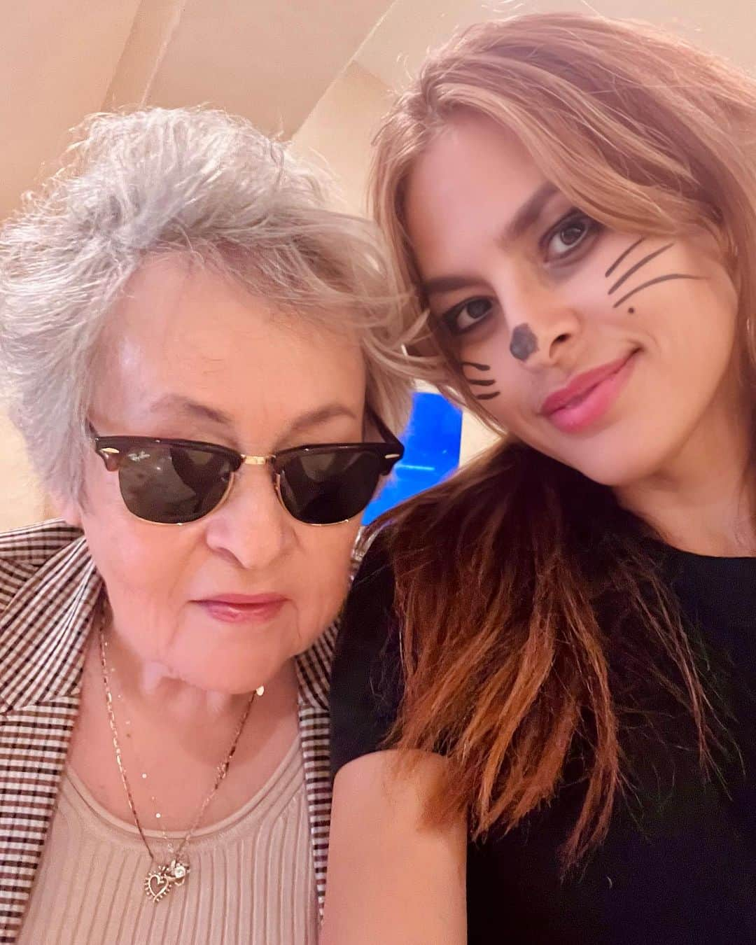 エヴァ・メンデスさんのインスタグラム写真 - (エヴァ・メンデスInstagram)「Mami is 82!  Mami Lioness and her Cub.   Te amo Mami.  Eres mi Reina.」11月7日 3時53分 - evamendes