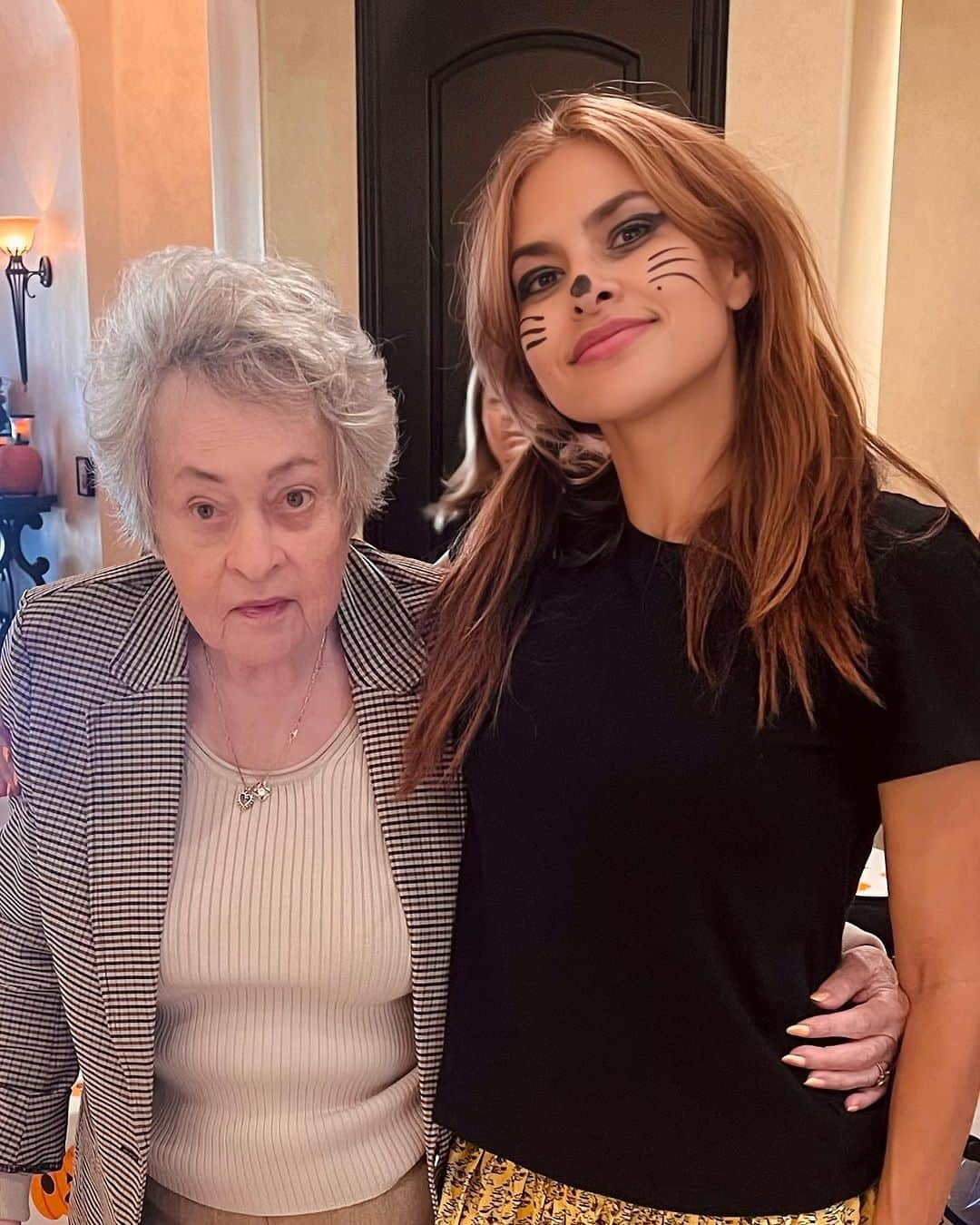 エヴァ・メンデスさんのインスタグラム写真 - (エヴァ・メンデスInstagram)「Mami is 82!  Mami Lioness and her Cub.   Te amo Mami.  Eres mi Reina.」11月7日 3時53分 - evamendes