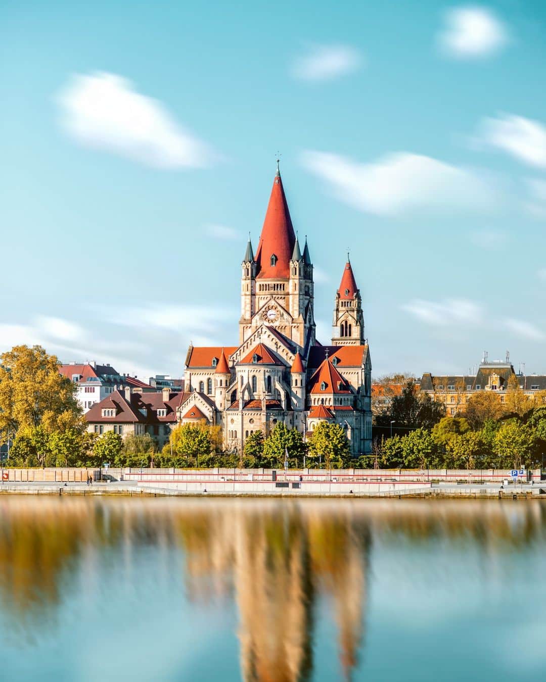 AIR CANADAのインスタグラム：「Vienna is lavish palaces, fabulous museums, fountain-filled gardens, and Baroque-style streets. And after all that strolling, put on some Mozart, savour a schnitzel and get ready for more art, history and awe-inspiring attractions. . . Architecture baroque, palais et musées fabuleux, jardins aux jolies fontaines… Vienne vous envoûtera! Terminez vos journées de découverte en écoutant du Mozart tout en savourant un schnitzel, et préparez-vous à admirer d’autres attractions artistiques et historiques étonnantes.  @viennatouristboard @visitaustria @vienna_airport」