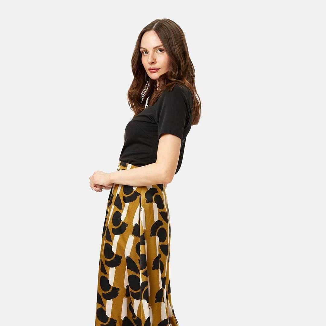 トラフィックピープルのインスタグラム：「Embrace the versatility of this dreamy midi-skirt - it suits every season and pairs perfectly with heels, boots or trainers.   Your style, your way! 💛🖤  Shop the Self Sabotage Skirt through the link in our bio!  #skirt #skirtlove #workwear #workwardrobe #allaboutskirts #trafficpeople #versatilestyle #slowfashion #slowfashionmovement」