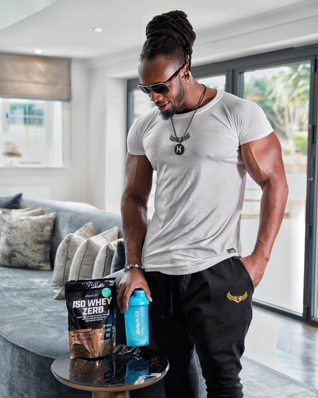 Ulissesworldさんのインスタグラム写真 - (UlissesworldInstagram)「Better yourself everyday 💪🏽  it’s always good to refuel ⛽️ @biotechusa   Recharging with BiotechUSA ISO Whey Zero after a big workout 🏋🏽‍♀️ Always push for progression.   #ulissesworld #biotechusa #protein #gym #workout #thefeelingofsuccess」11月7日 4時12分 - ulissesworld